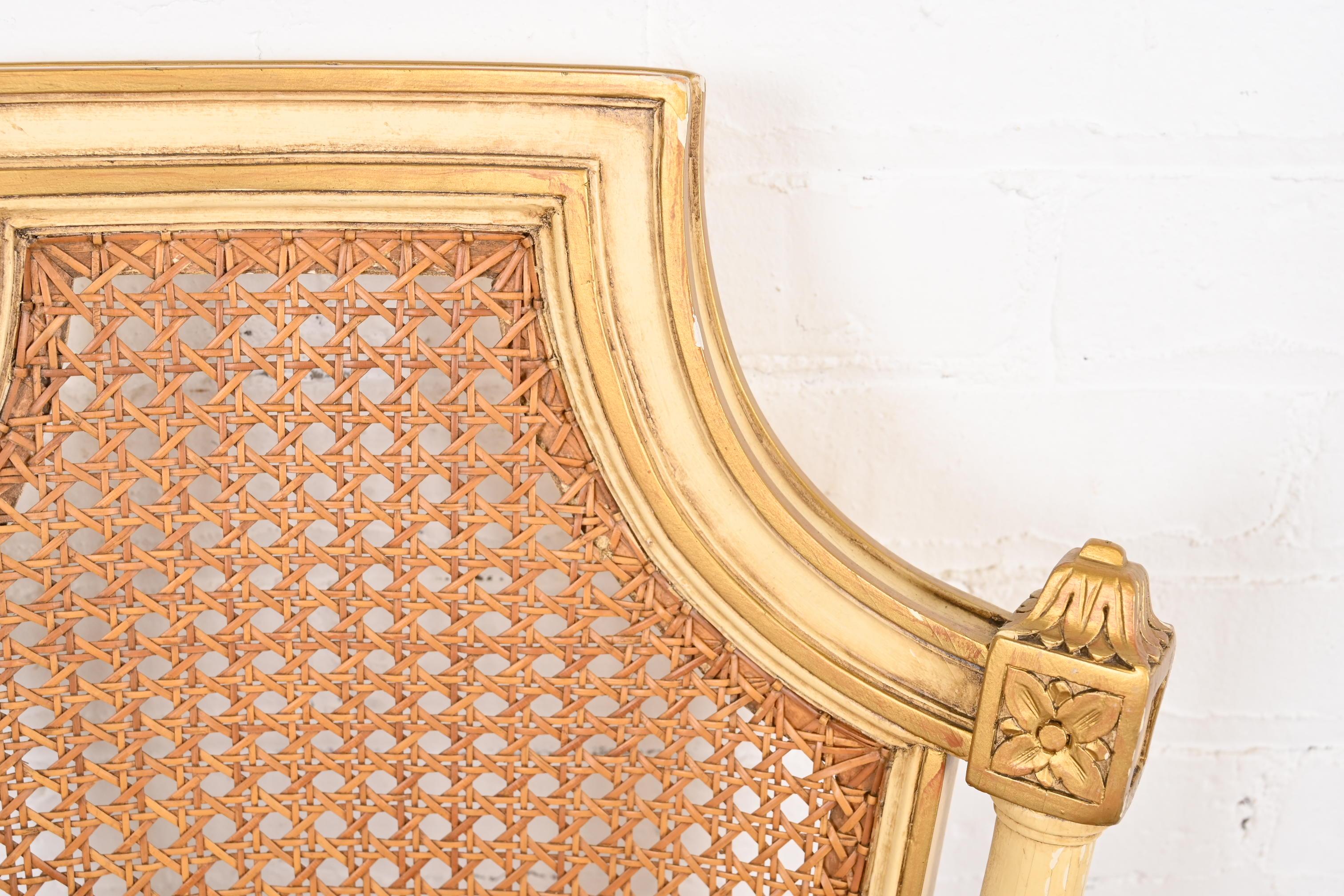 Huit chaises de salle à manger Régence française Karges Louis XVI peintes en crème et dorées à l'or en vente 4