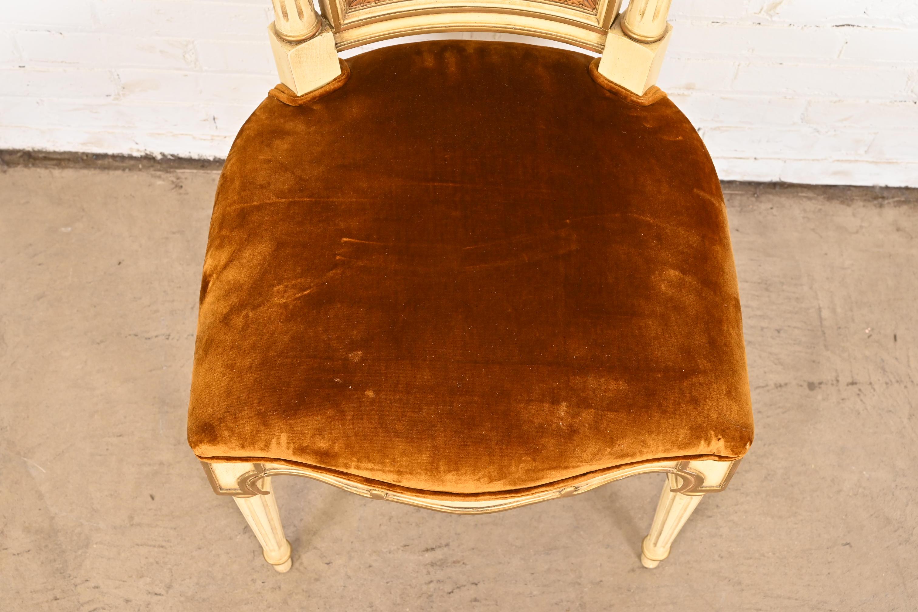 Huit chaises de salle à manger Régence française Karges Louis XVI peintes en crème et dorées à l'or en vente 5