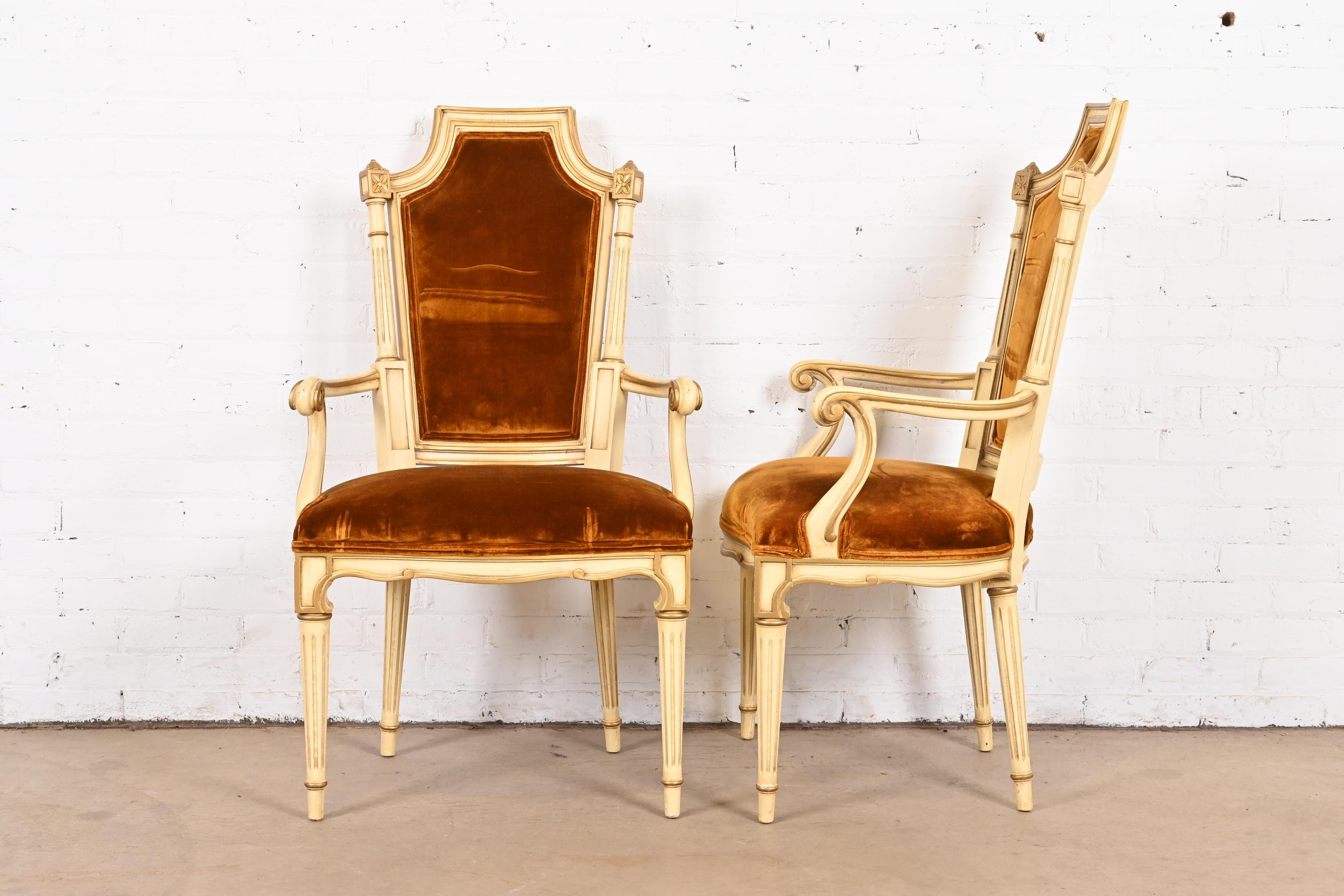 Huit chaises de salle à manger Régence française Karges Louis XVI peintes en crème et dorées à l'or en vente 7