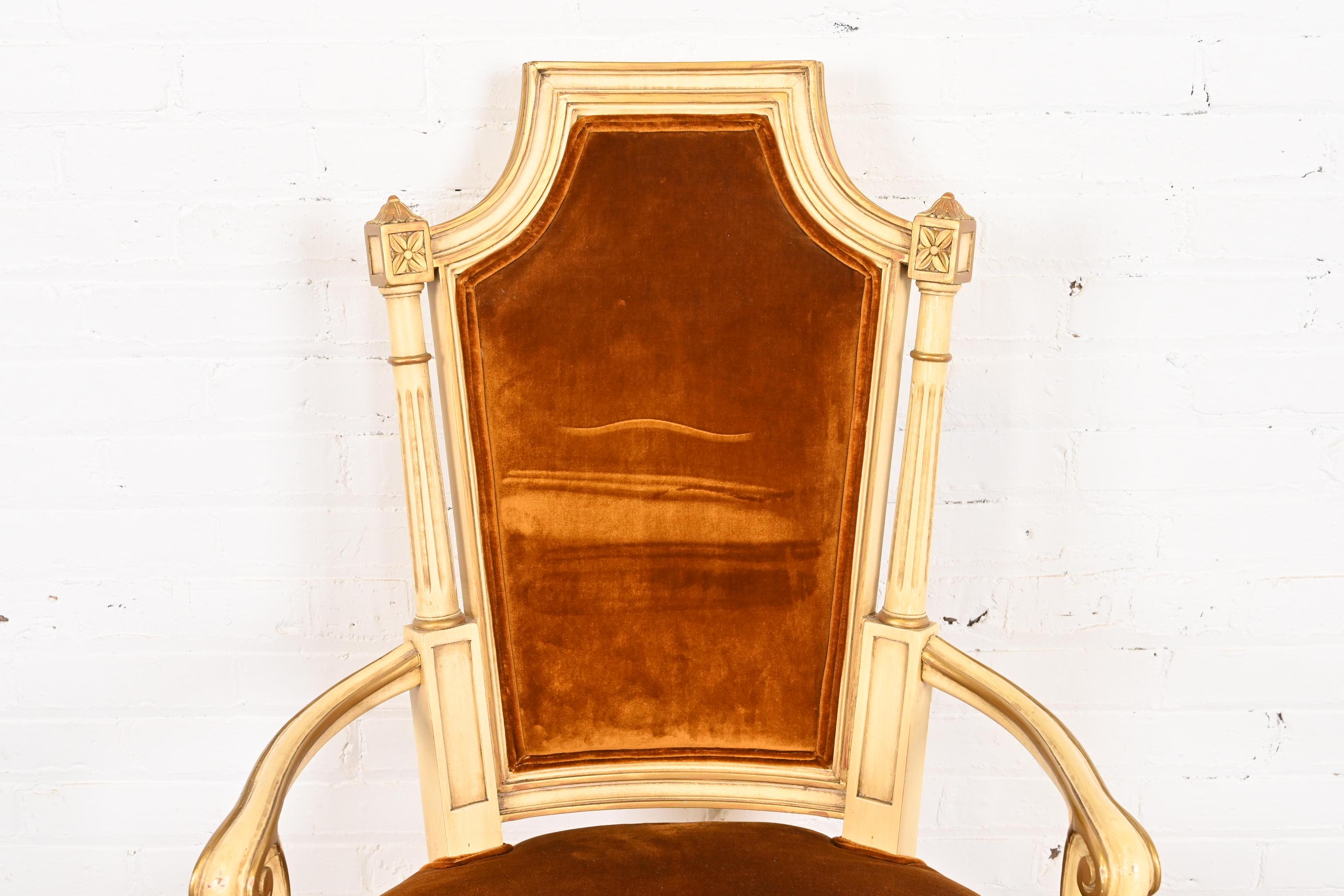 Huit chaises de salle à manger Régence française Karges Louis XVI peintes en crème et dorées à l'or en vente 8