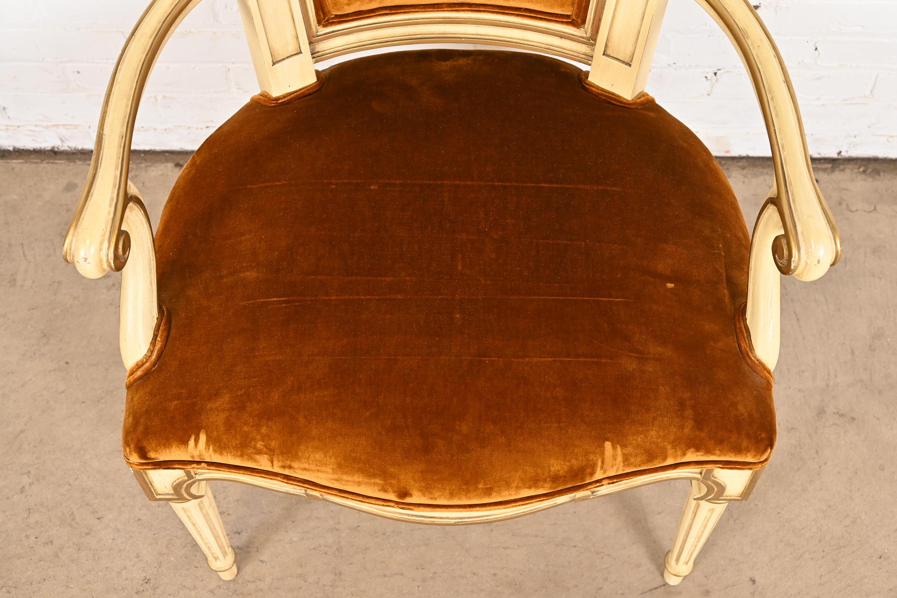 Huit chaises de salle à manger Régence française Karges Louis XVI peintes en crème et dorées à l'or en vente 9