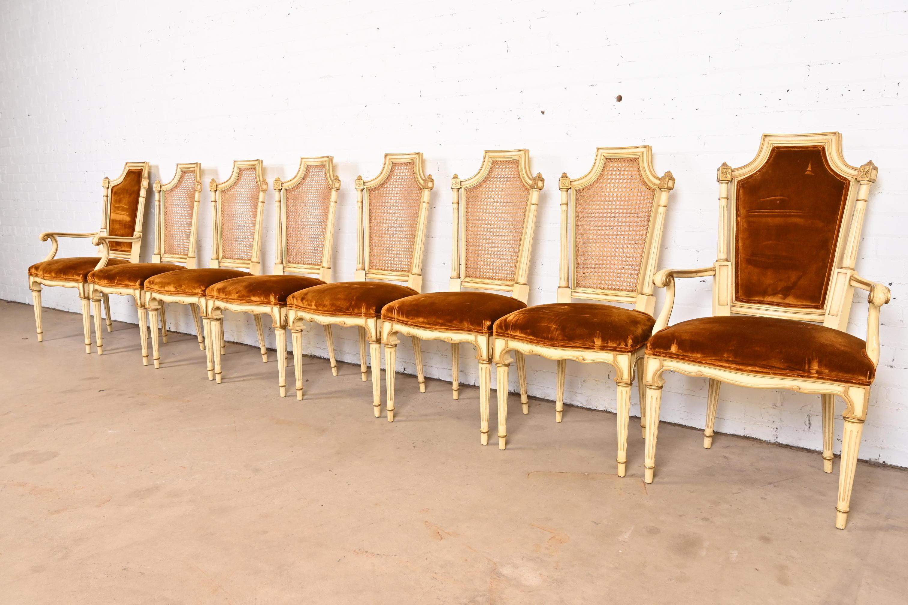Huit chaises de salle à manger Régence française Karges Louis XVI peintes en crème et dorées à l'or Bon état - En vente à South Bend, IN