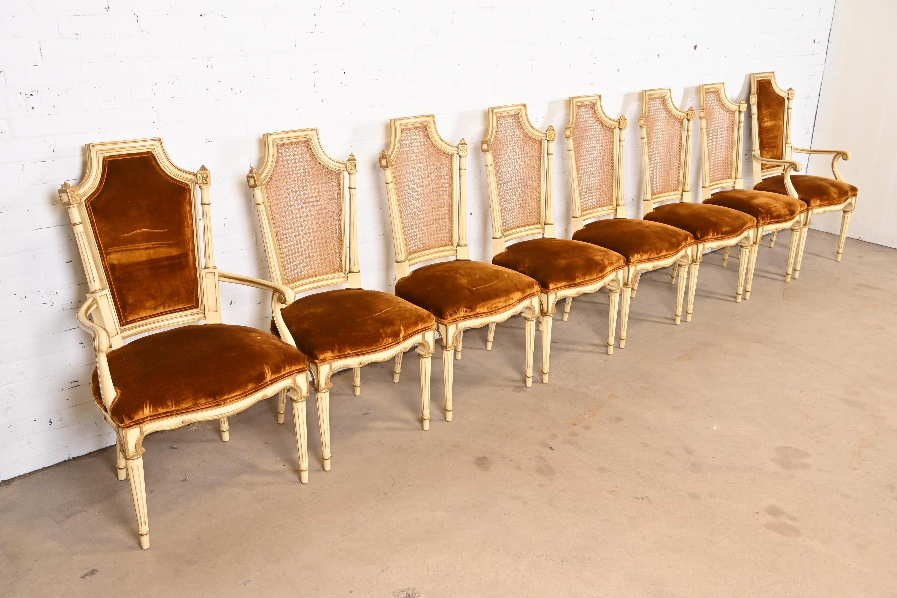 Milieu du XXe siècle Huit chaises de salle à manger Régence française Karges Louis XVI peintes en crème et dorées à l'or en vente