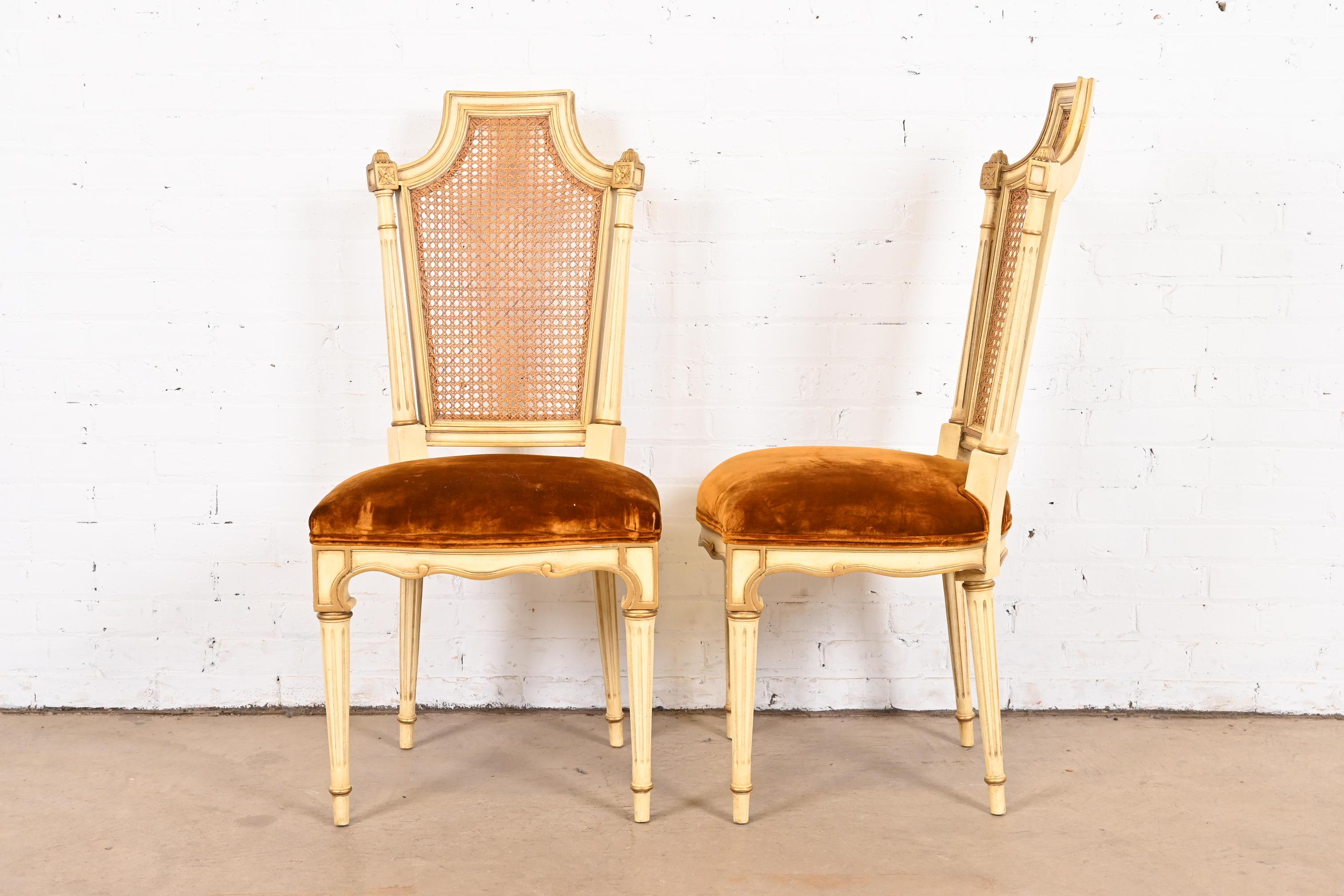 Huit chaises de salle à manger Régence française Karges Louis XVI peintes en crème et dorées à l'or en vente 2