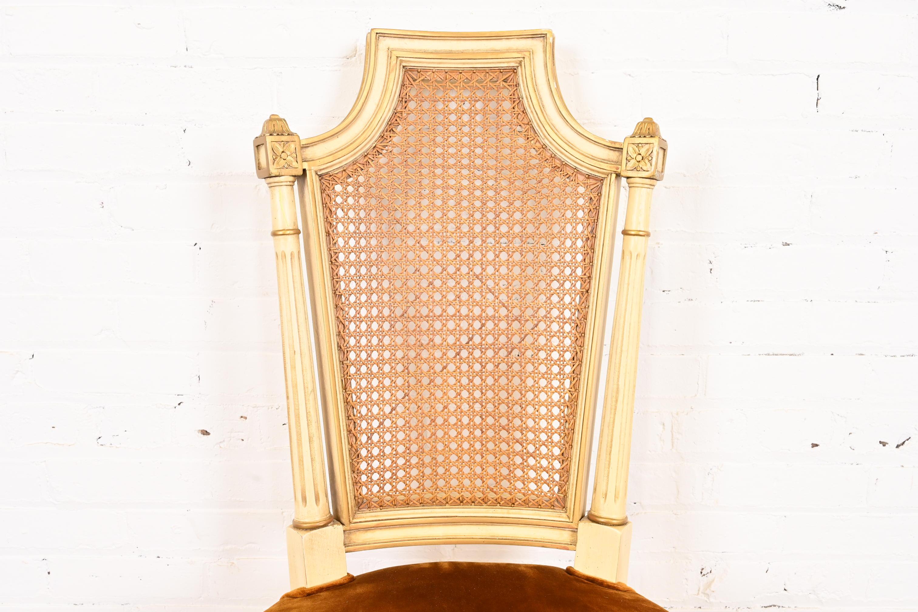 Huit chaises de salle à manger Régence française Karges Louis XVI peintes en crème et dorées à l'or en vente 3