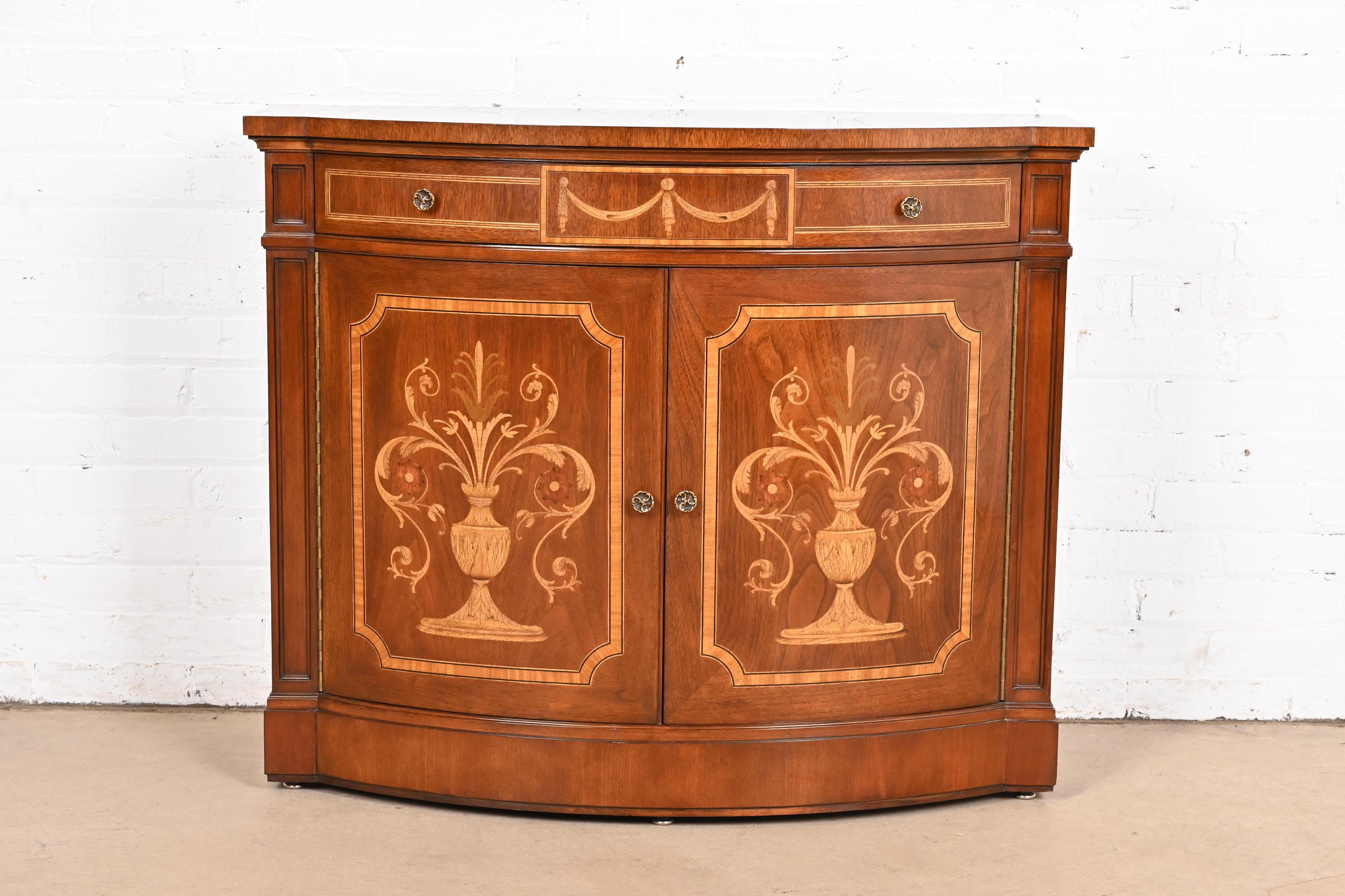 Ein prächtiges Buffet im neoklassischen oder französischen Regency-Louis-XVI-Stil, ein Barschrank oder eine Kommode

Von Karges

USA, Ende des 20. Jahrhunderts

Mahagoni mit wunderschöner, genoppter Nussbaumdecke, Intarsien aus Satinholz und