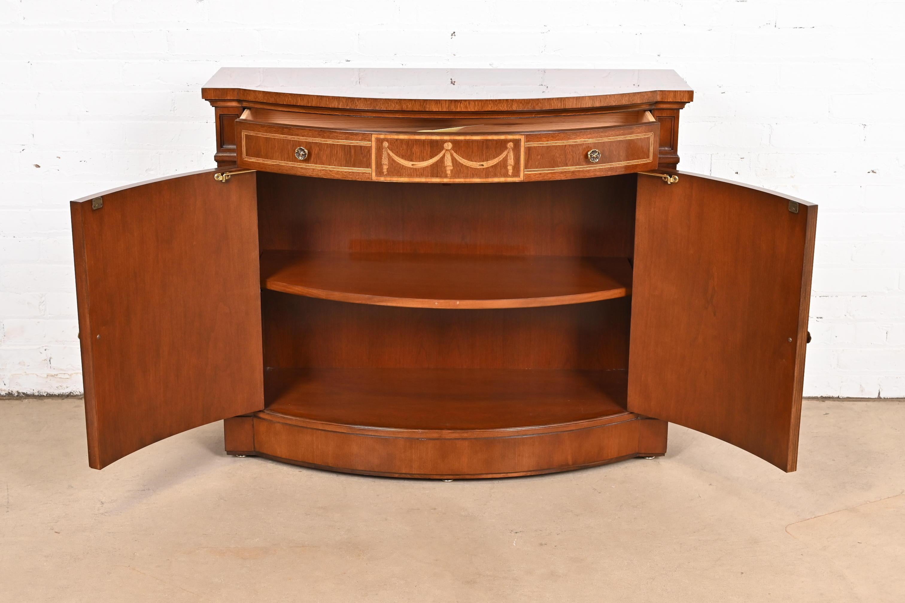 Karges Französisch Regency Louis XVI Mahagoni Intarsien-Buffetserviergeschirr mit Intarsien (20. Jahrhundert) im Angebot