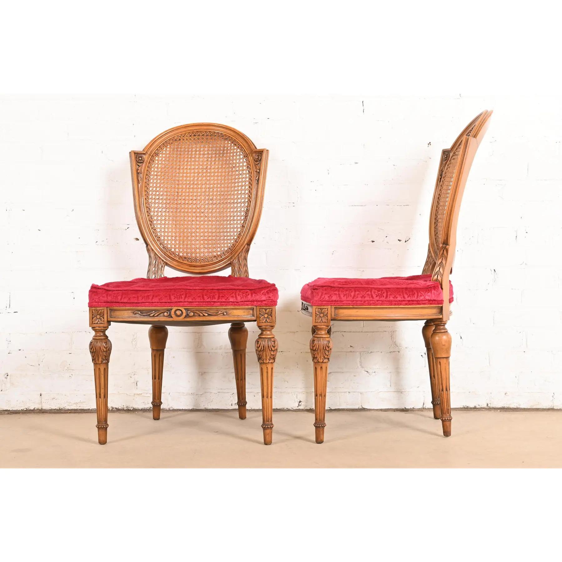 Karges Chaises de salle à manger Louis XVI Regency en noyer à dossier canné, ensemble de quatre en vente 6