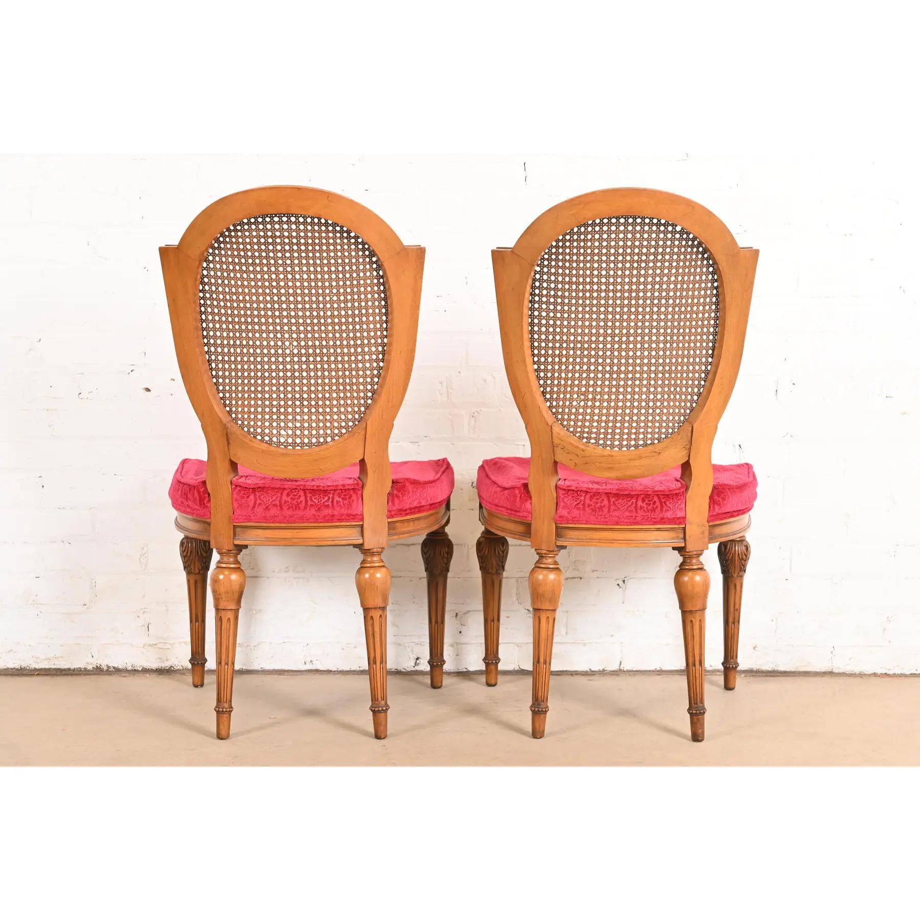 Karges Chaises de salle à manger Louis XVI Regency en noyer à dossier canné, ensemble de quatre en vente 7