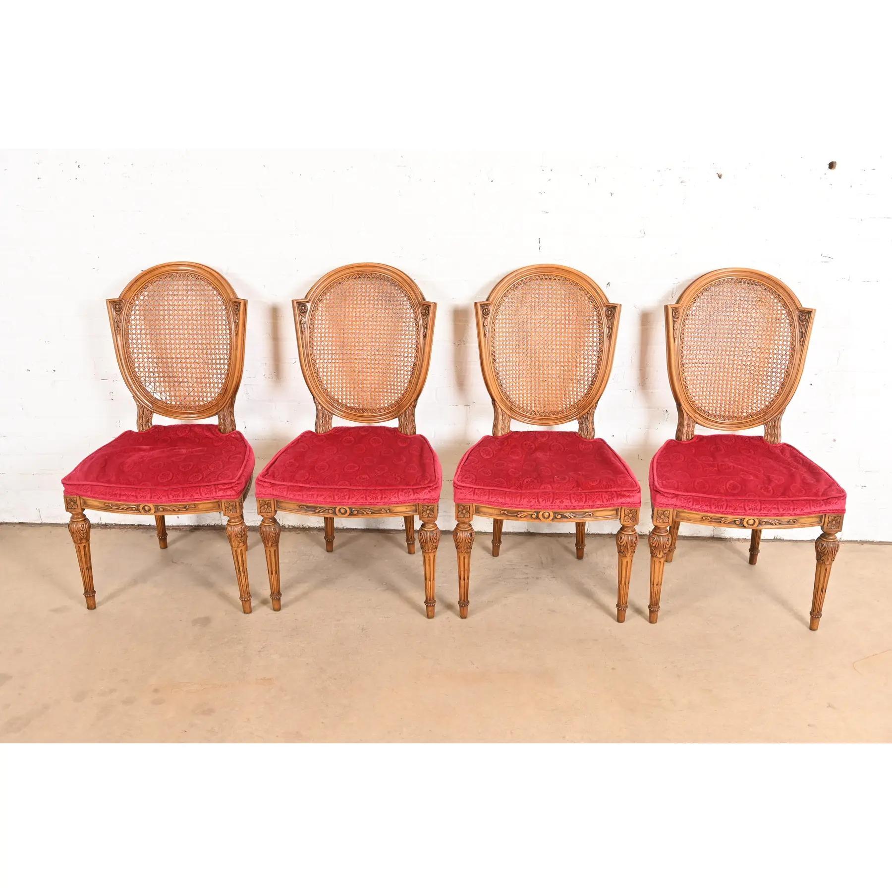 Karges Chaises de salle à manger Louis XVI Regency en noyer à dossier canné, ensemble de quatre Bon état - En vente à South Bend, IN