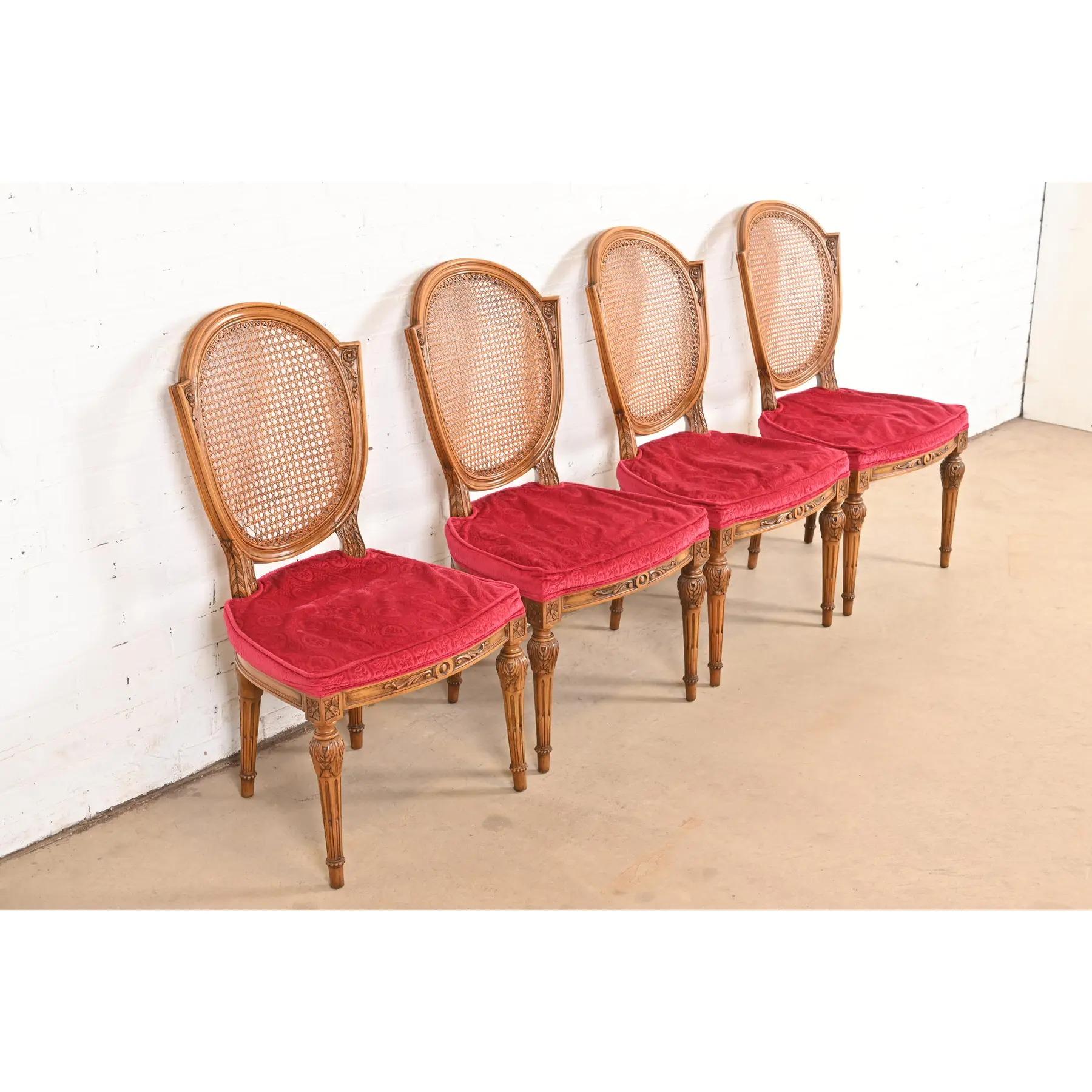 Milieu du XXe siècle Karges Chaises de salle à manger Louis XVI Regency en noyer à dossier canné, ensemble de quatre en vente