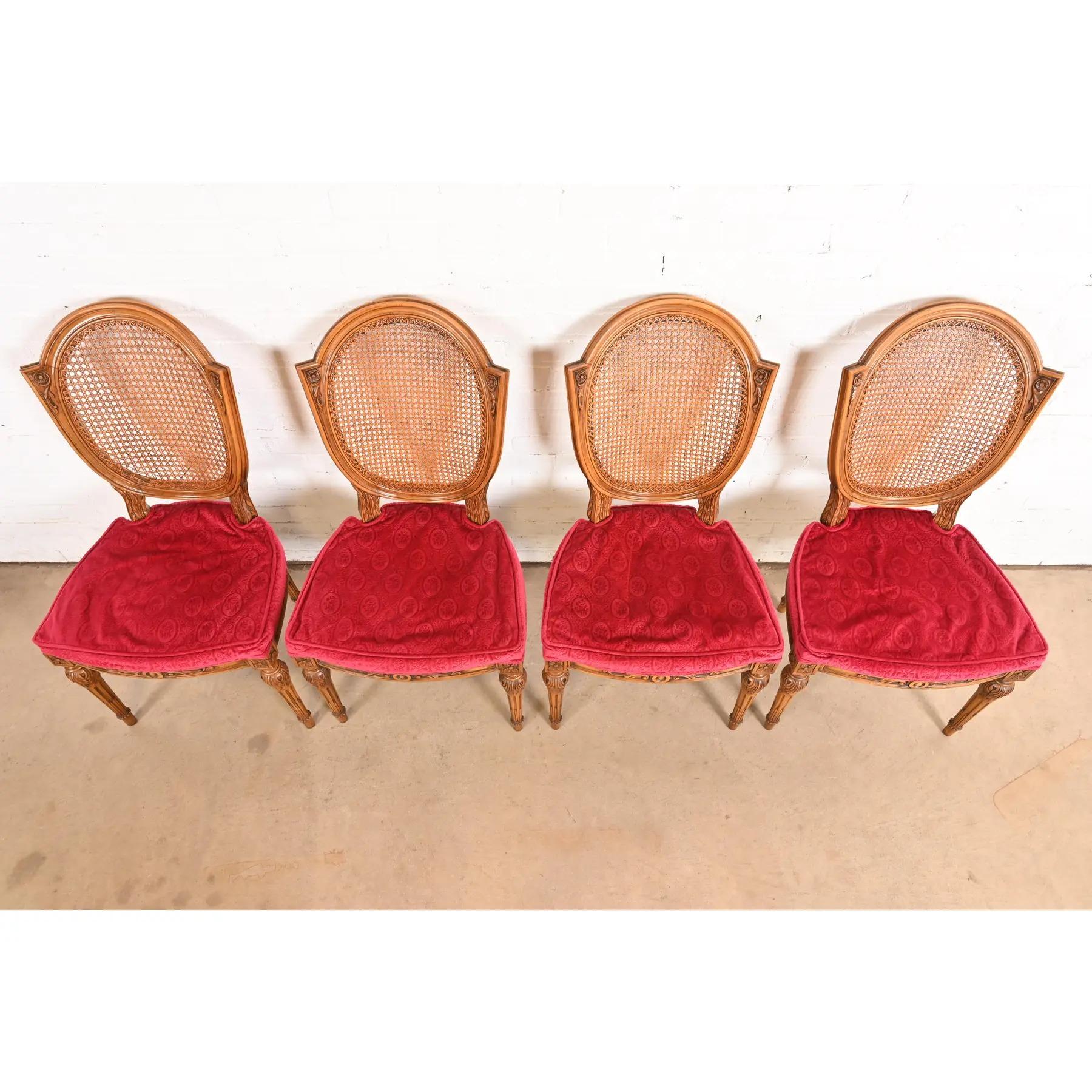 Tissu d'ameublement Karges Chaises de salle à manger Louis XVI Regency en noyer à dossier canné, ensemble de quatre en vente