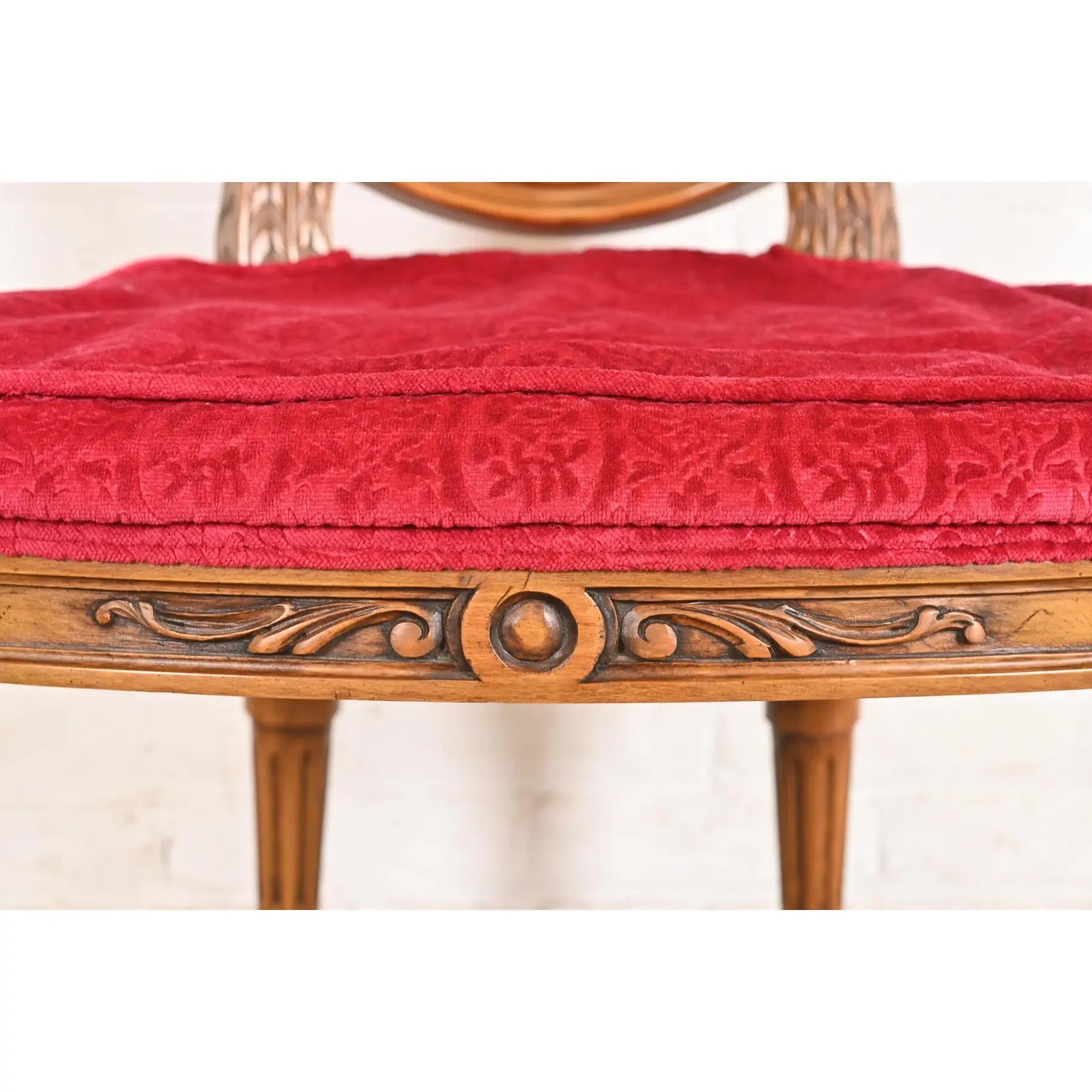 Karges Chaises de salle à manger Louis XVI Regency en noyer à dossier canné, ensemble de quatre en vente 3