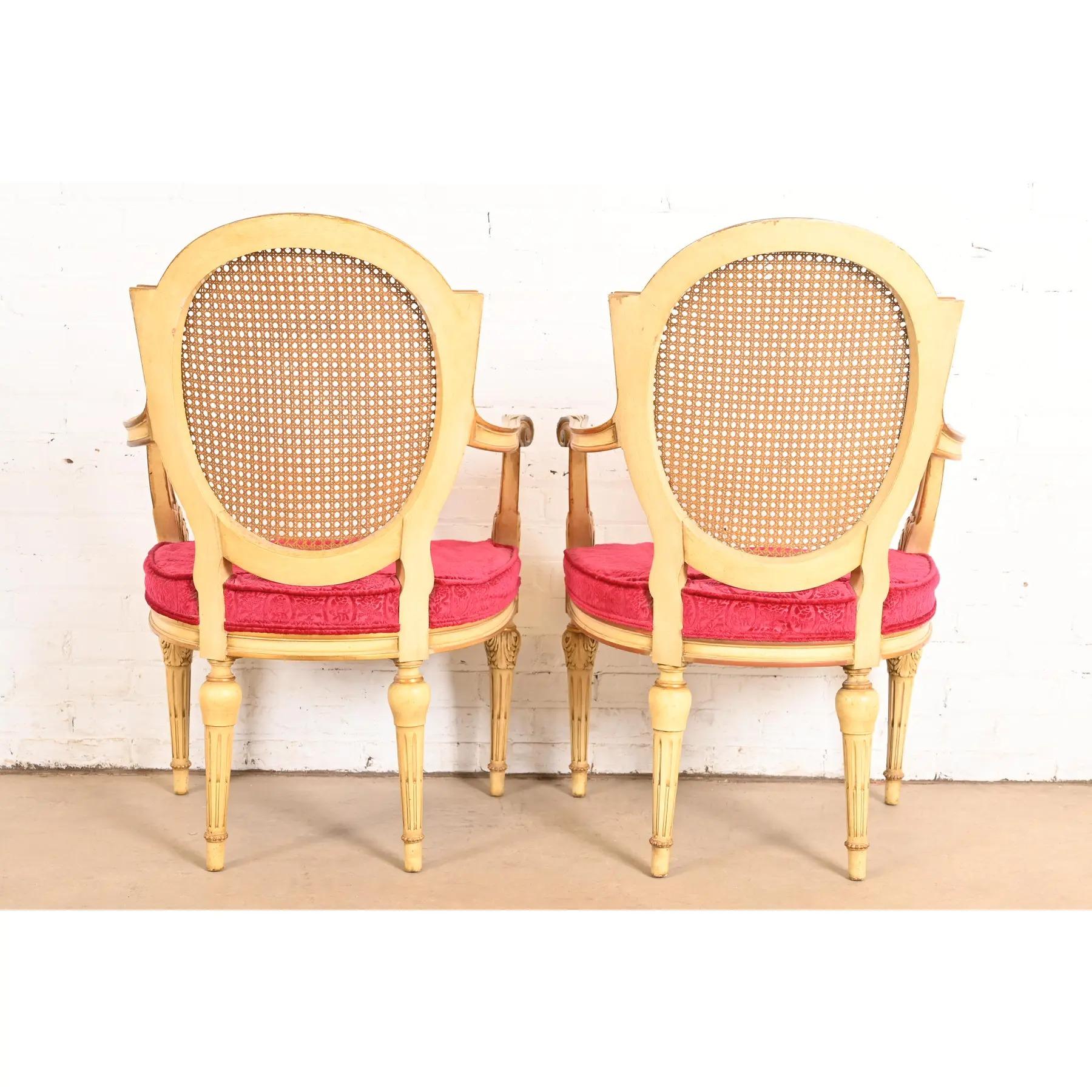 Karges Chaises de salle à manger Louis XVI Régence française à dossier canné en noyer parcellaire peint en vente 5