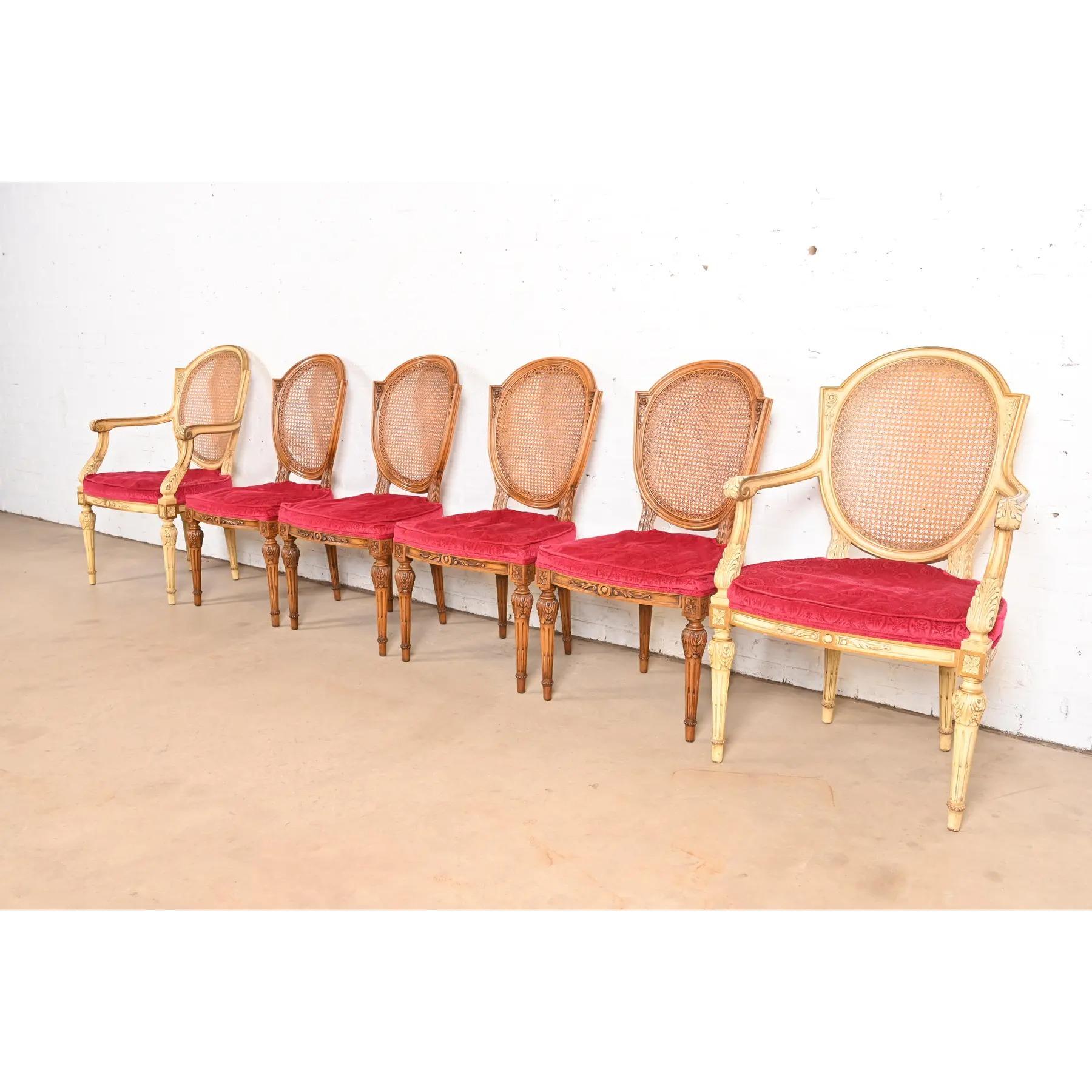 Un magnifique ensemble de six chaises de salle à manger de style Louis XVI de la Régence française

Attribué à Karges

USA, Circa 1960

Piétements en noyer massif sculpté, dossiers cannelés et sièges rembourrés. Les fauteuils sont laqués crème, avec