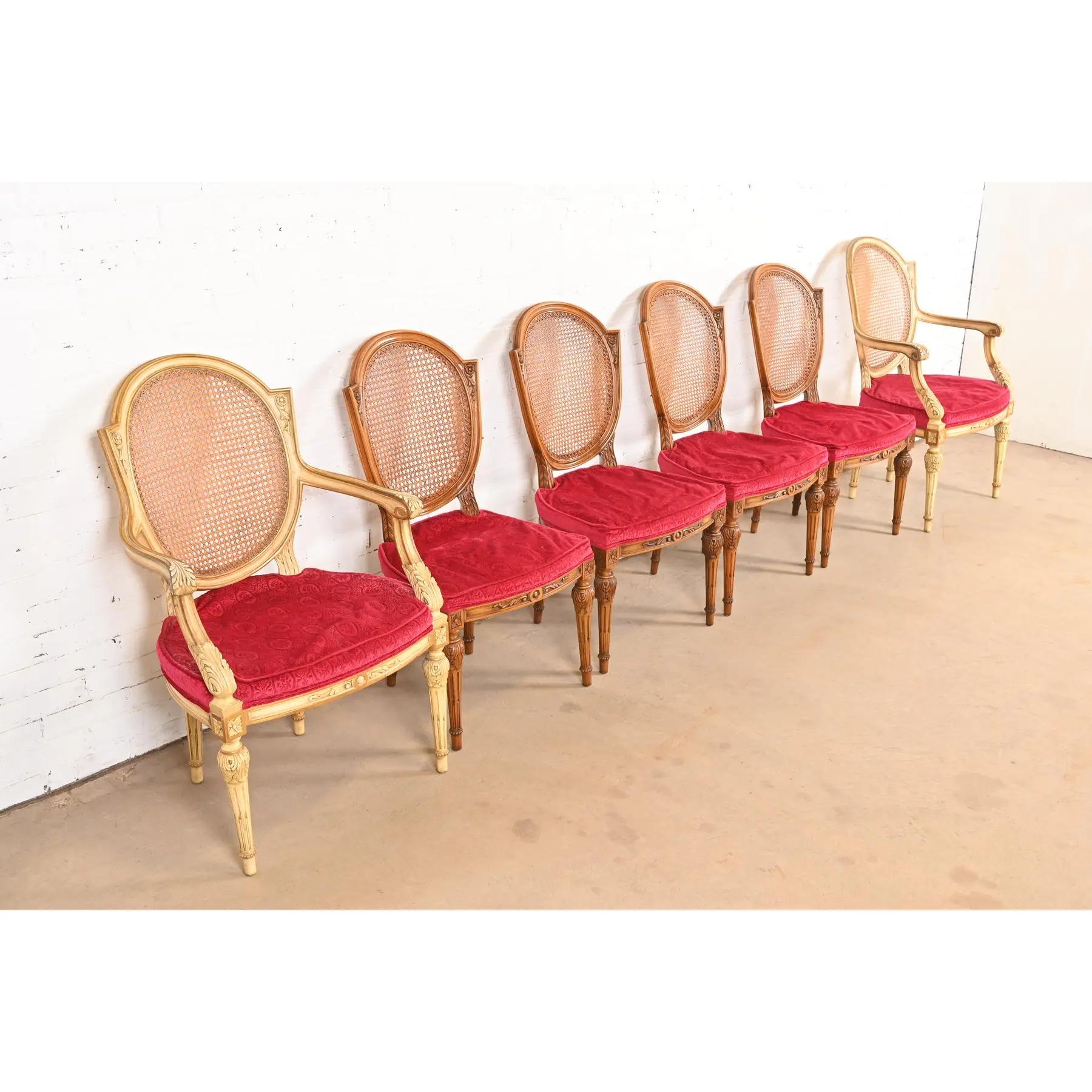 Milieu du XXe siècle Karges Chaises de salle à manger Louis XVI Régence française à dossier canné en noyer parcellaire peint en vente