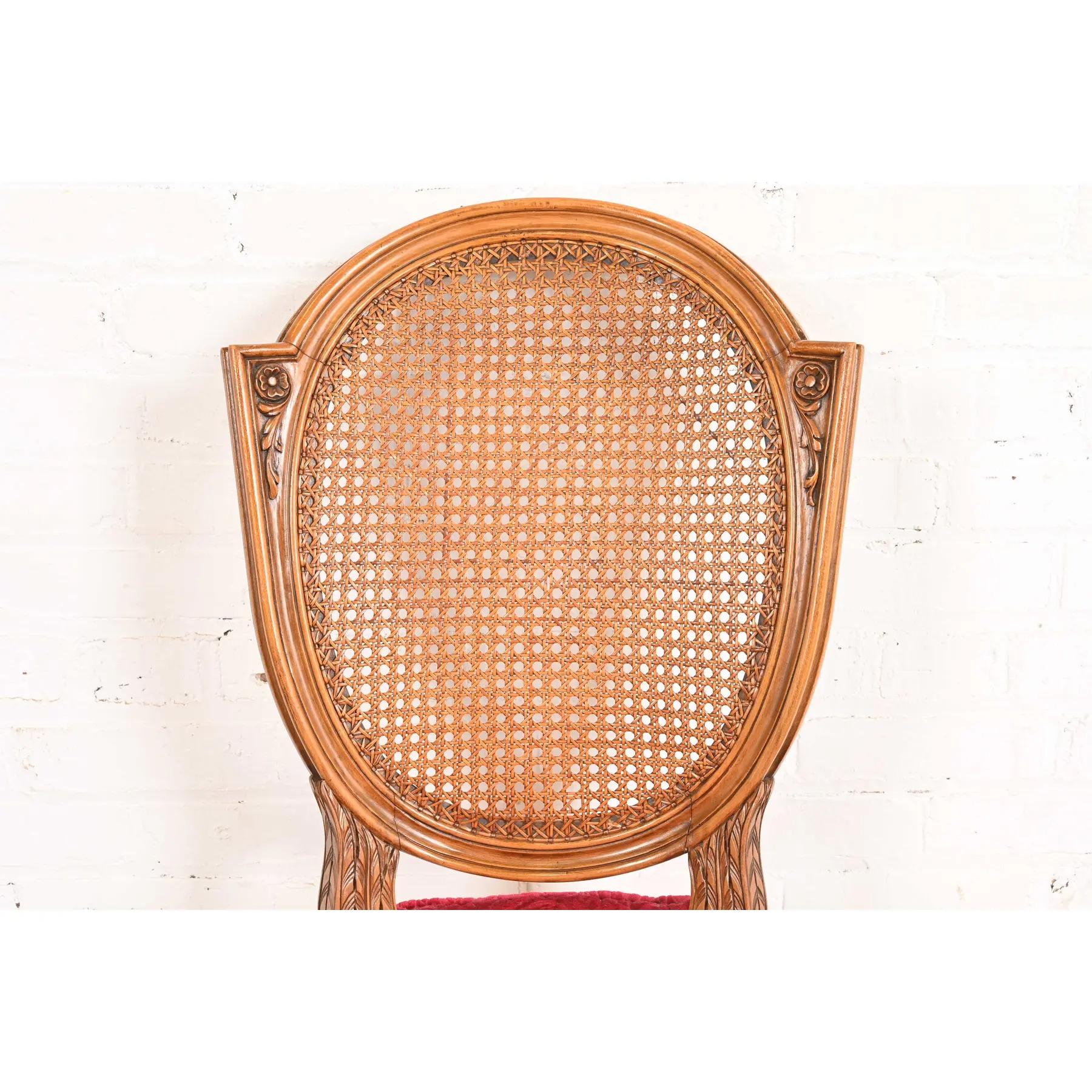 Tissu d'ameublement Karges Chaises de salle à manger Louis XVI Régence française à dossier canné en noyer parcellaire peint en vente