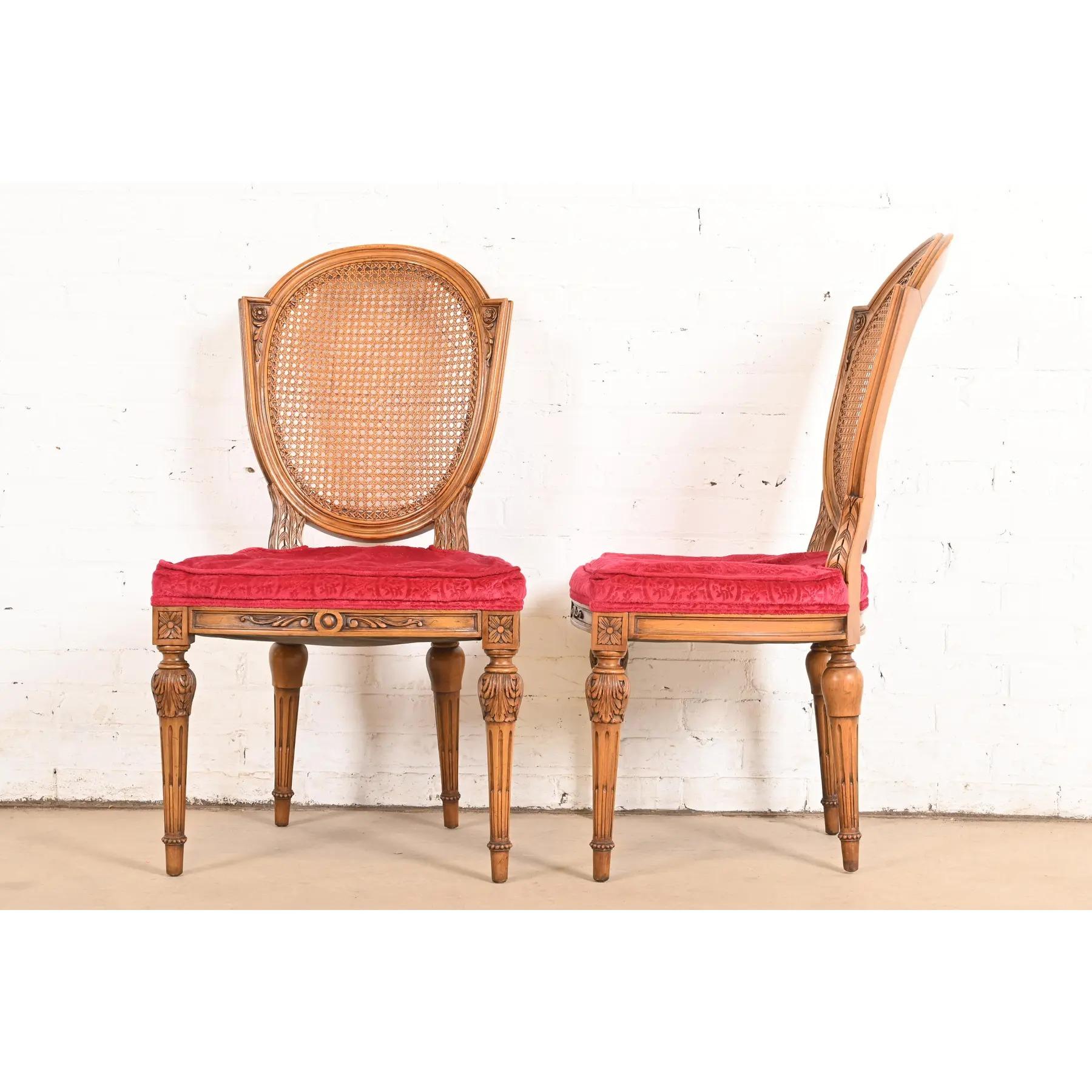 Karges Chaises de salle à manger Louis XVI Régence française à dossier canné en noyer parcellaire peint en vente 3