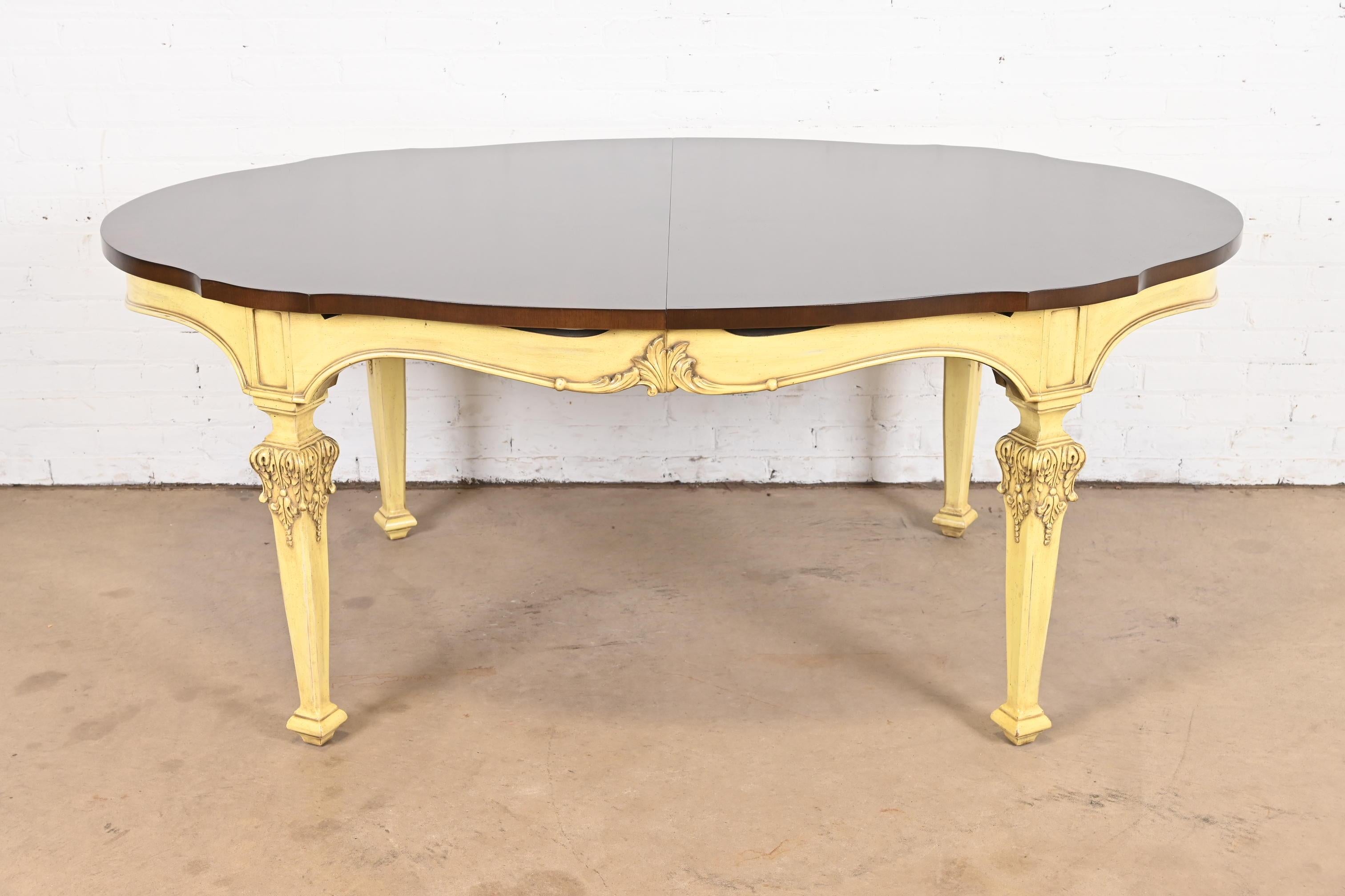 Table de salle à manger à rallonge Louis XVI de style Régence française Karges, nouvellement revernie en vente 5