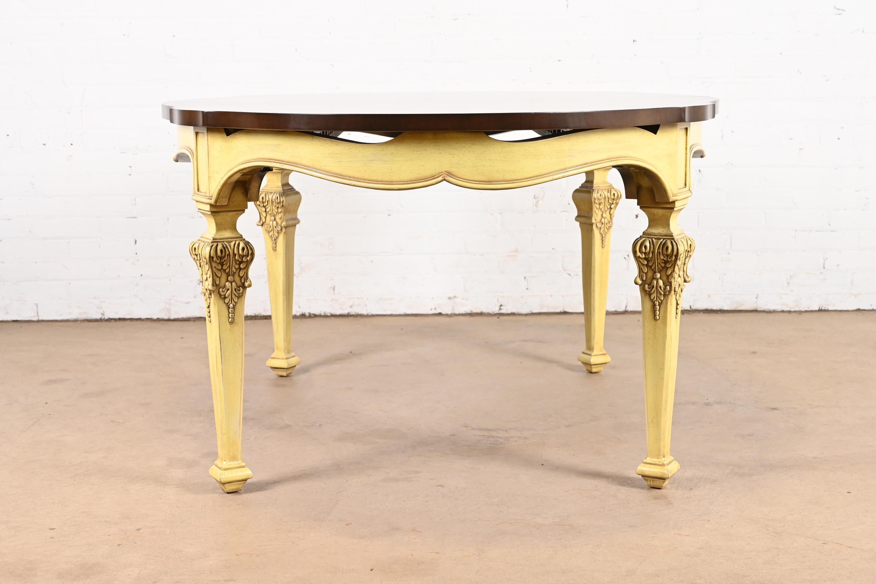Table de salle à manger à rallonge Louis XVI de style Régence française Karges, nouvellement revernie en vente 6