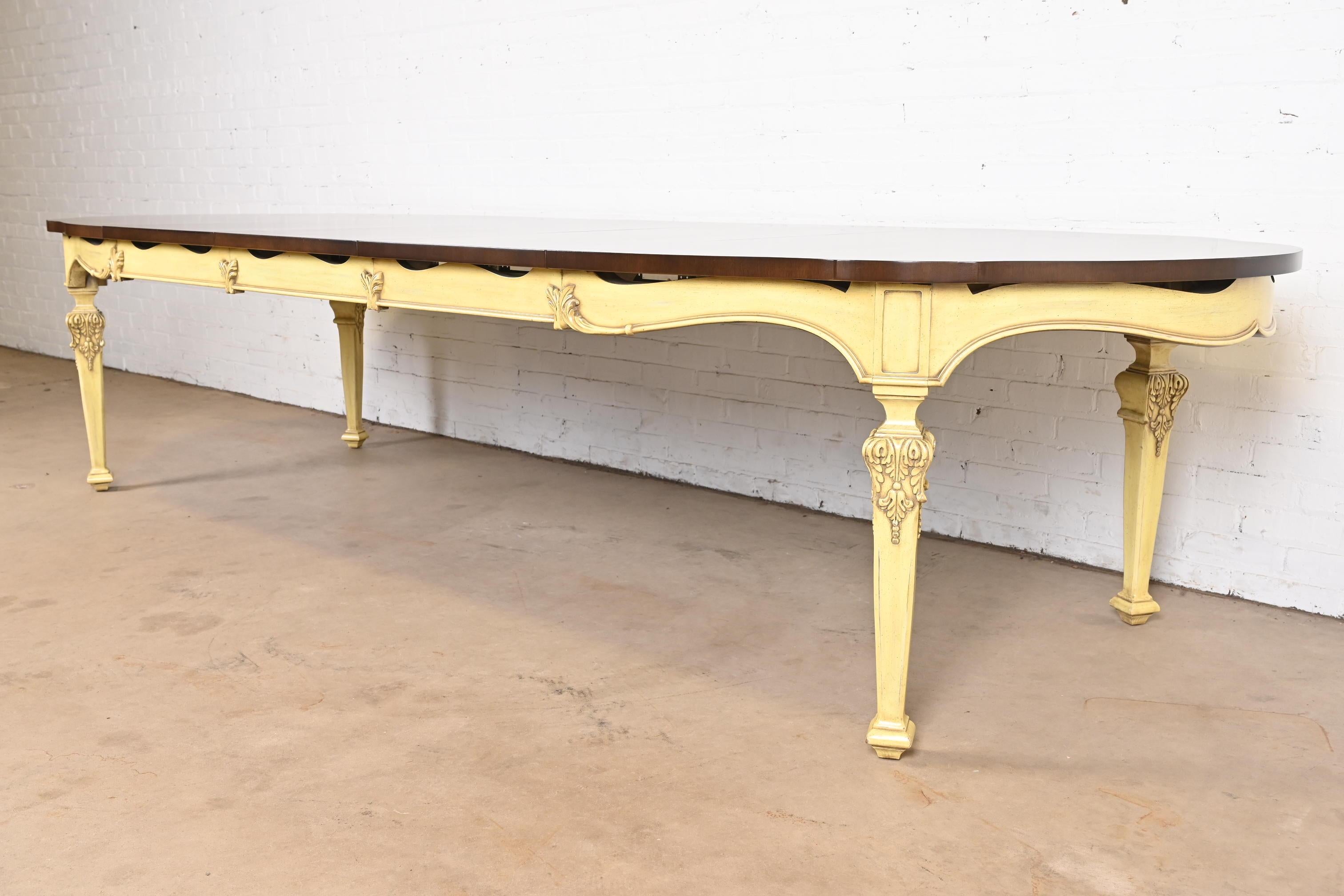 Milieu du XXe siècle Table de salle à manger à rallonge Louis XVI de style Régence française Karges, nouvellement revernie en vente
