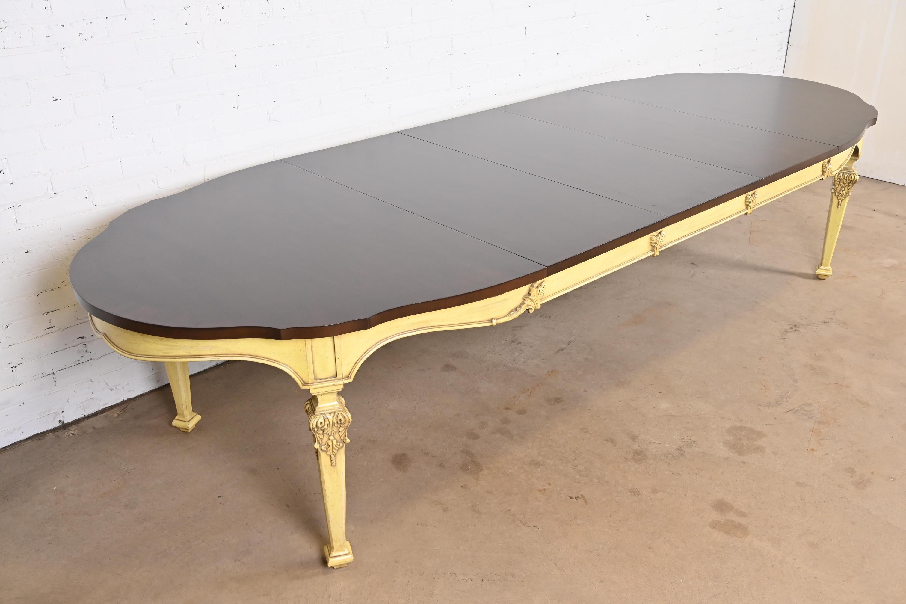 Noyer Table de salle à manger à rallonge Louis XVI de style Régence française Karges, nouvellement revernie en vente