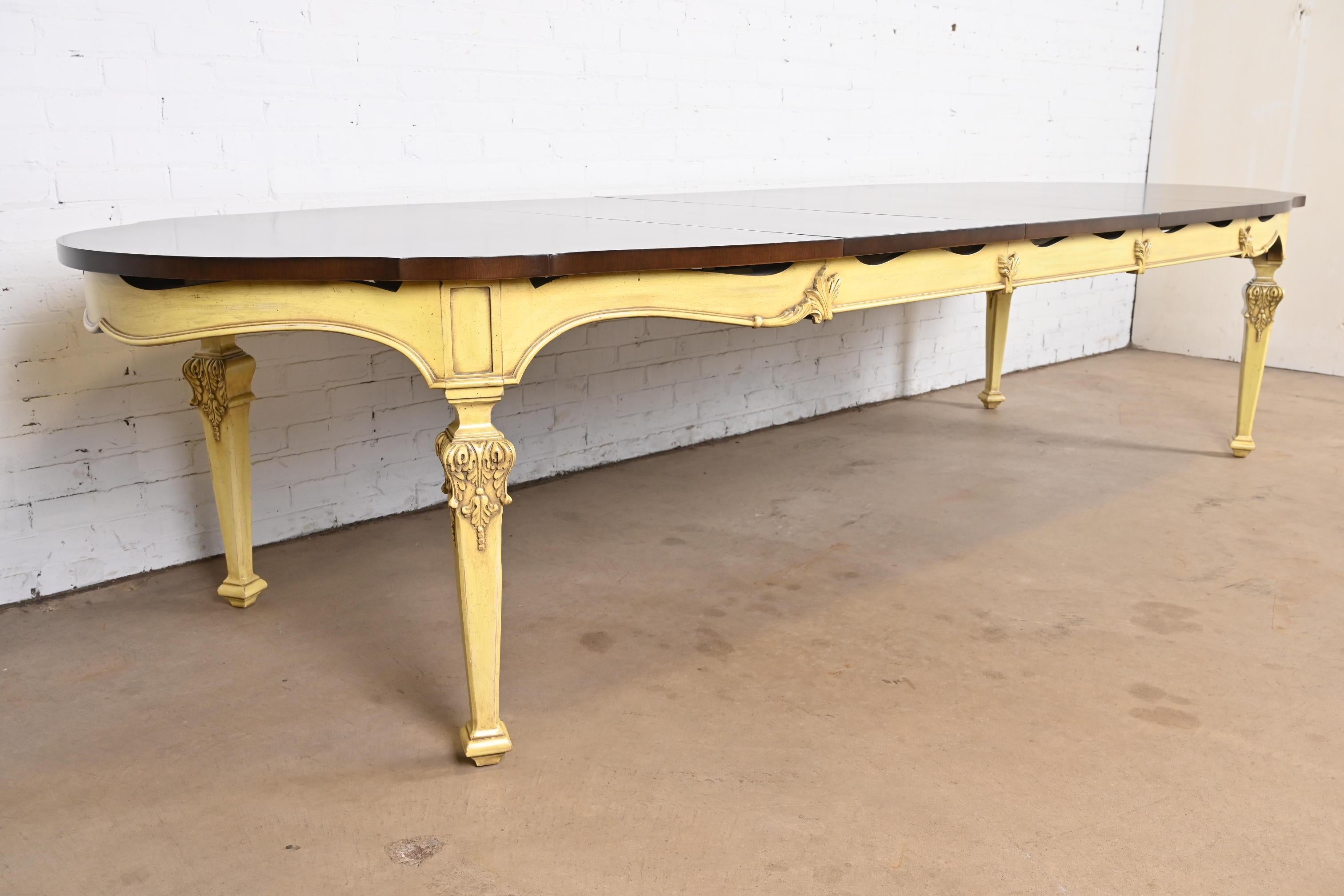 Table de salle à manger à rallonge Louis XVI de style Régence française Karges, nouvellement revernie en vente 1