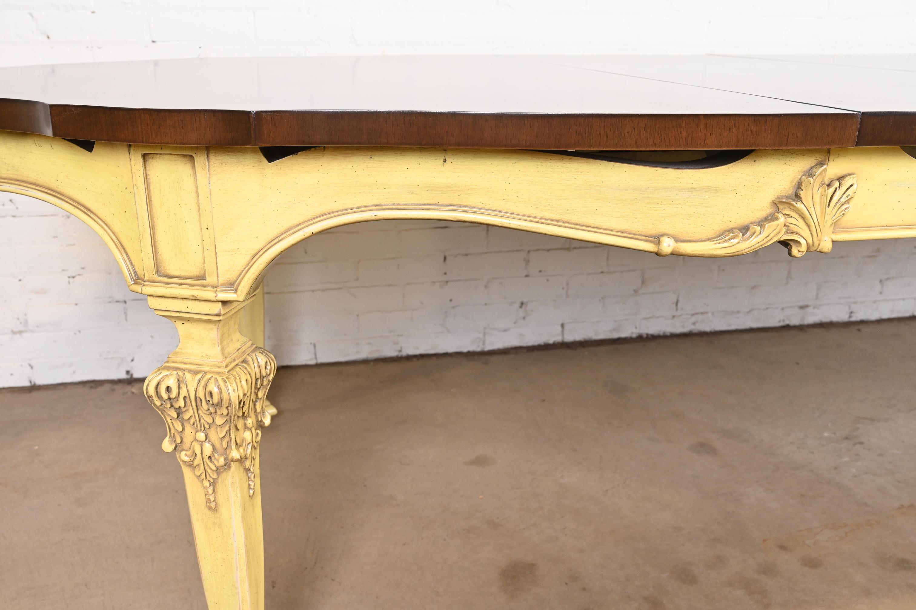 Table de salle à manger à rallonge Louis XVI de style Régence française Karges, nouvellement revernie en vente 3