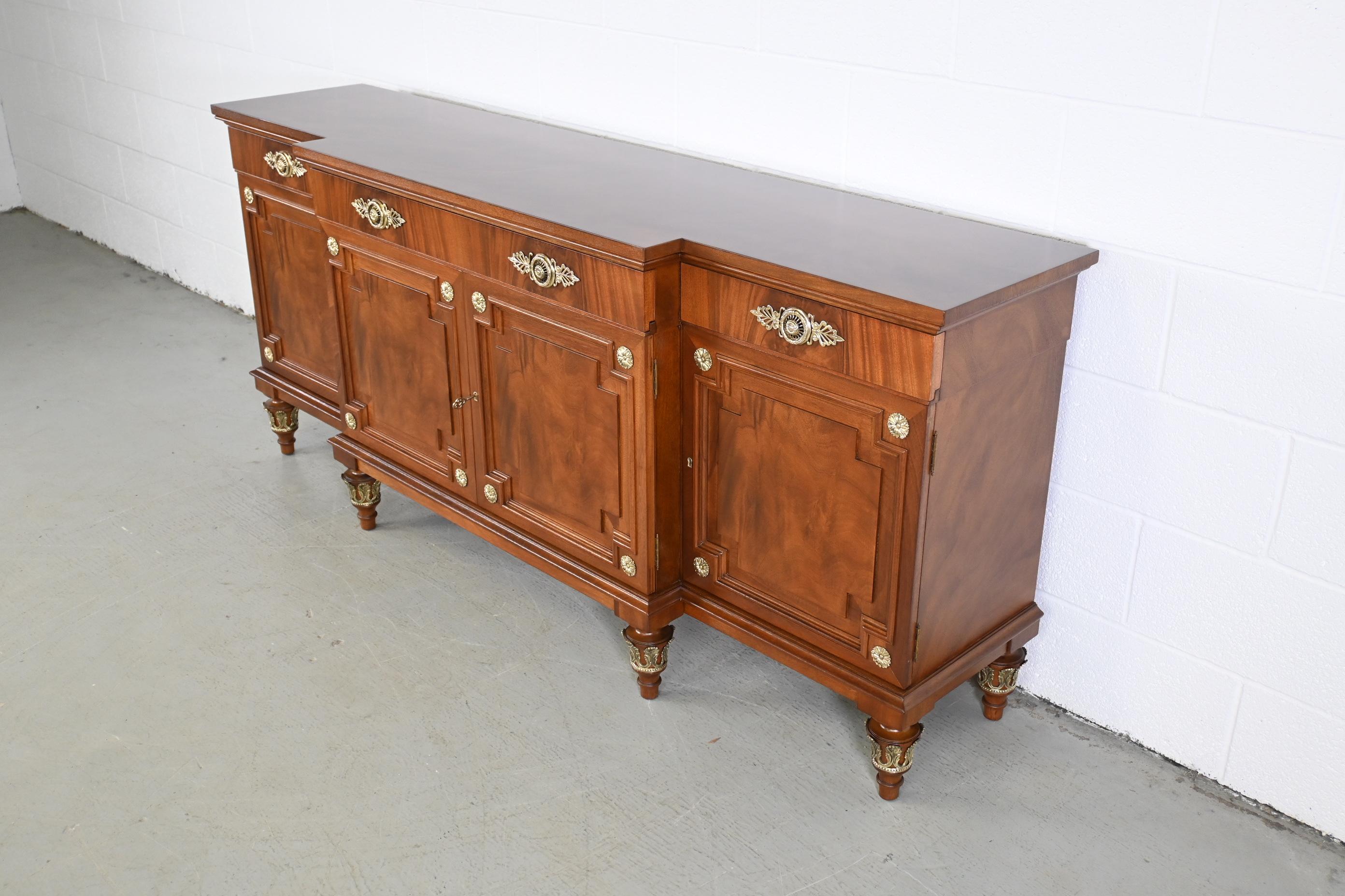 Karges Furniture French Regency Style Sideboard Credenza

Karges Furniture, USA, 1980s

74.75