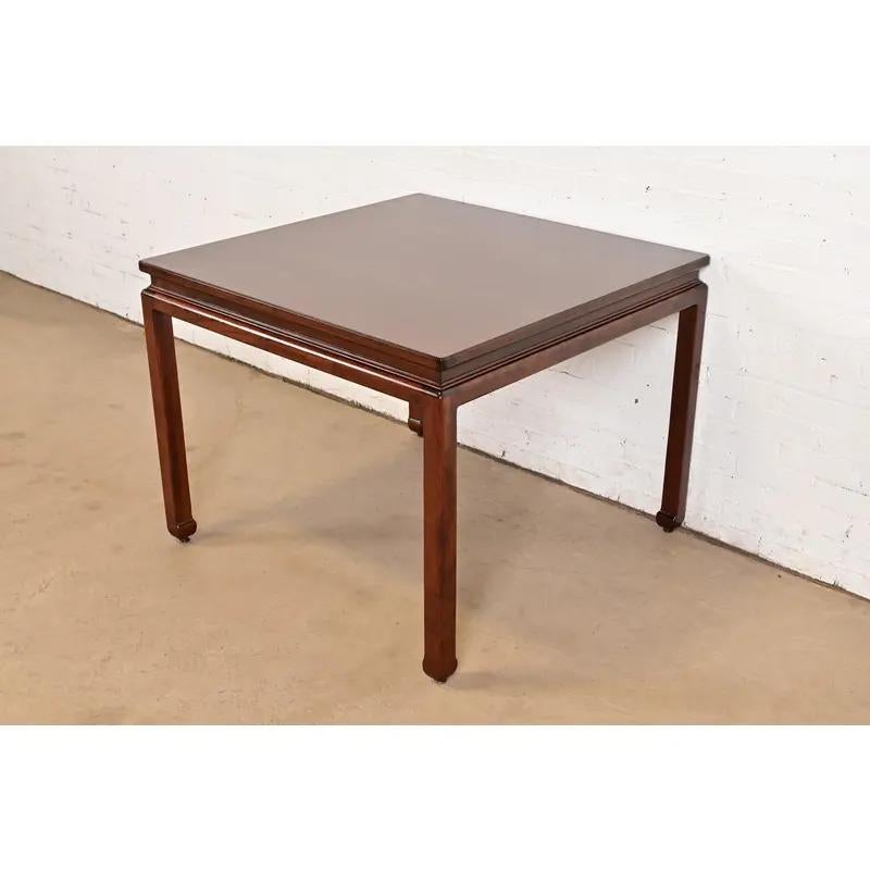 Uno splendido tavolo da gioco o da colazione in noce scolpito in stile Hollywood Regency della metà del secolo scorso

Da Karges Furniture 

USA, circa anni '1960

Misure: 38 
