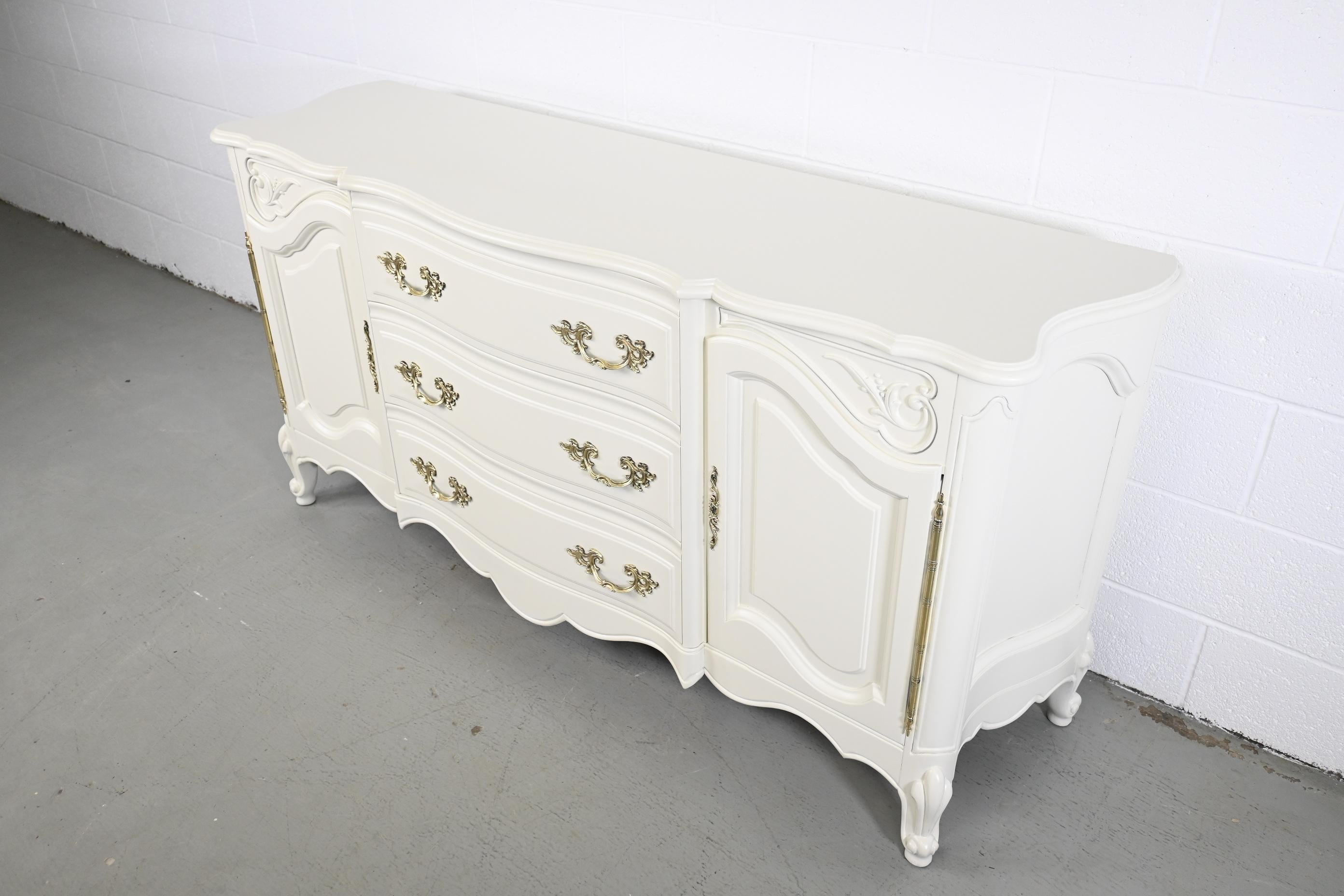 Karges Furniture Louis XV French Provincial Credenza or Sideboard In Excellent Condition For Sale In Morgan, UT