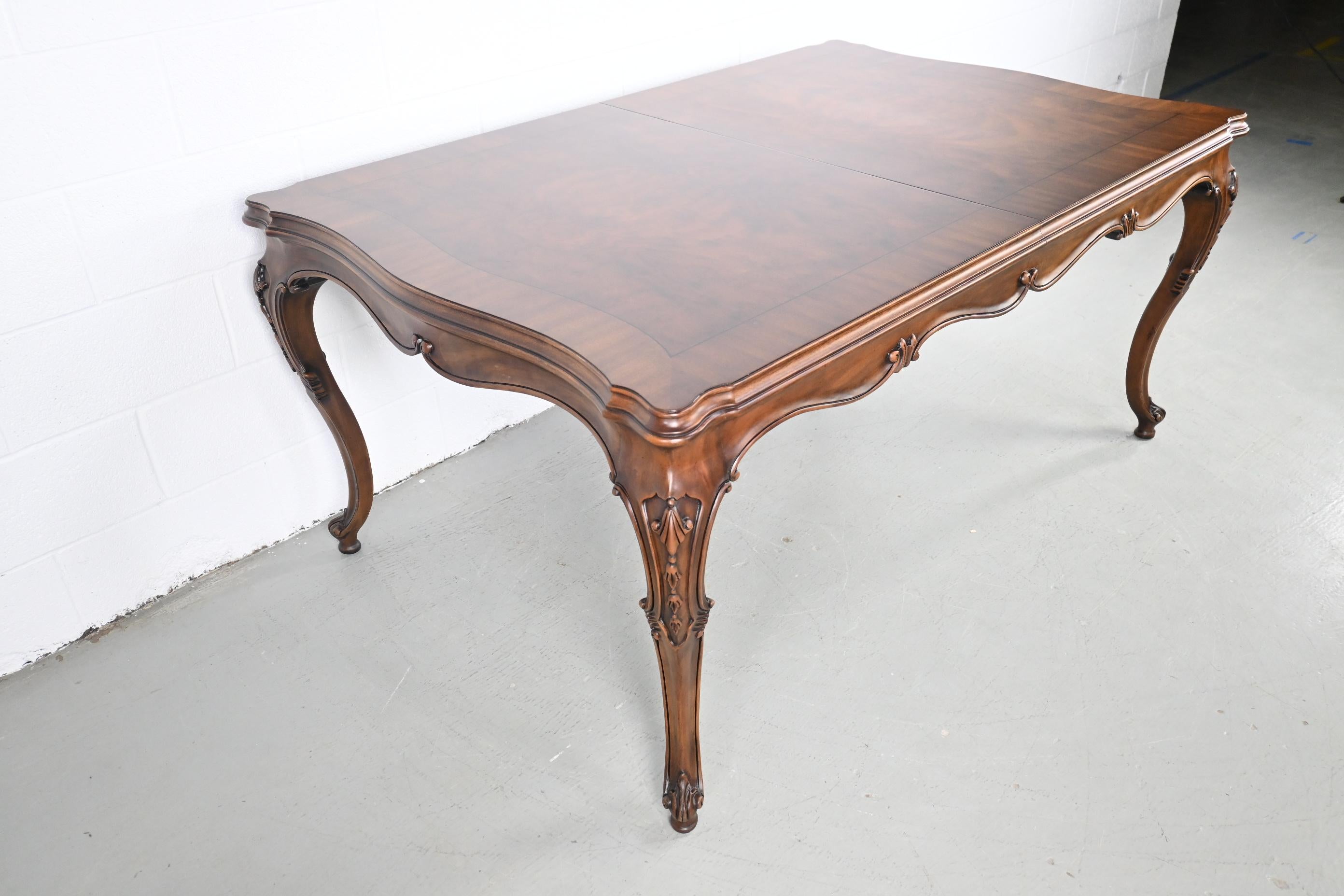 Karges Furniture Louis XV French Provincial Style Extension Dining Table In Excellent Condition In Morgan, UT