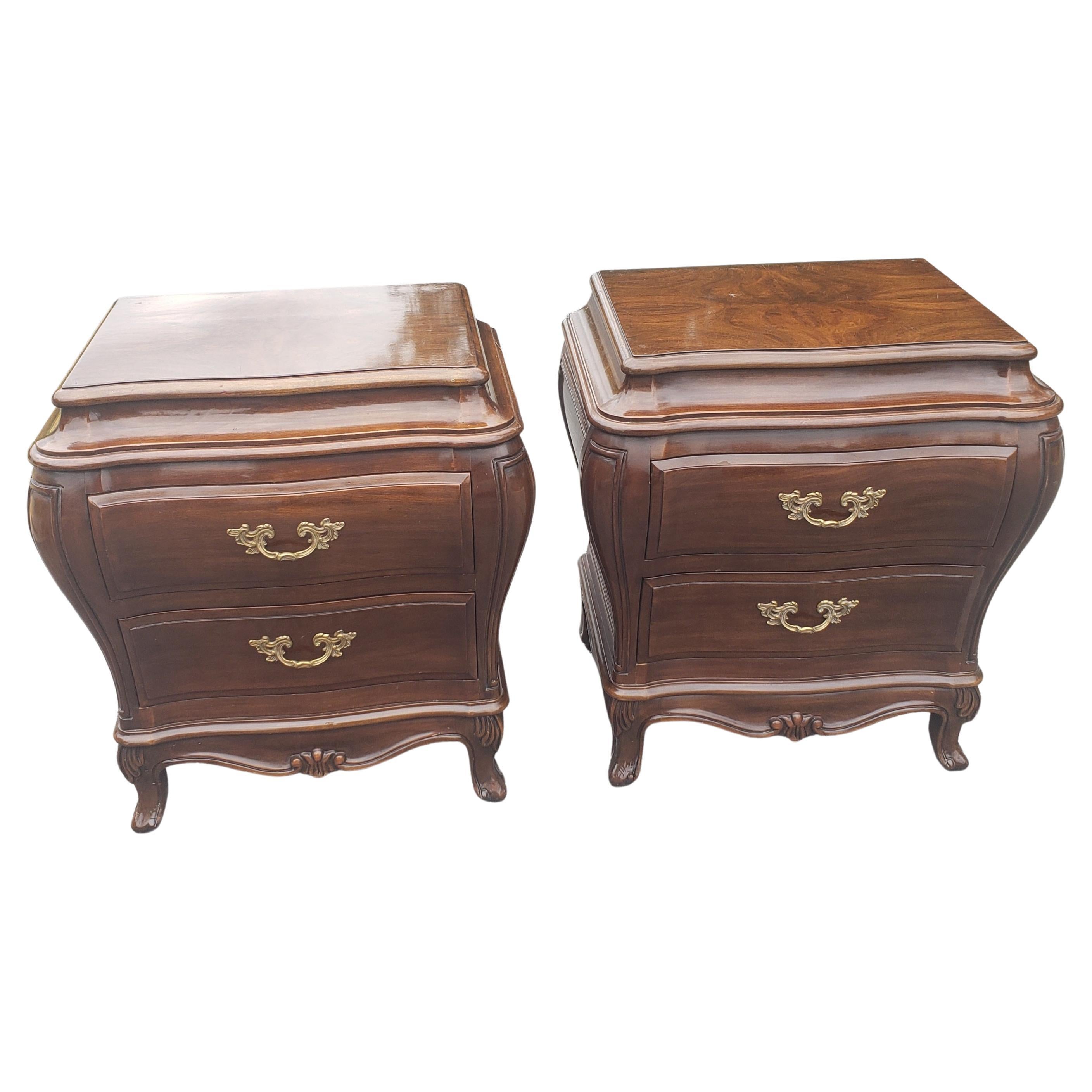 A magnificent pair of Karges Furniture Louis XVI mahogany bombe nightstands commodes with protective glass top.
Very good vintage condition. Measures 25