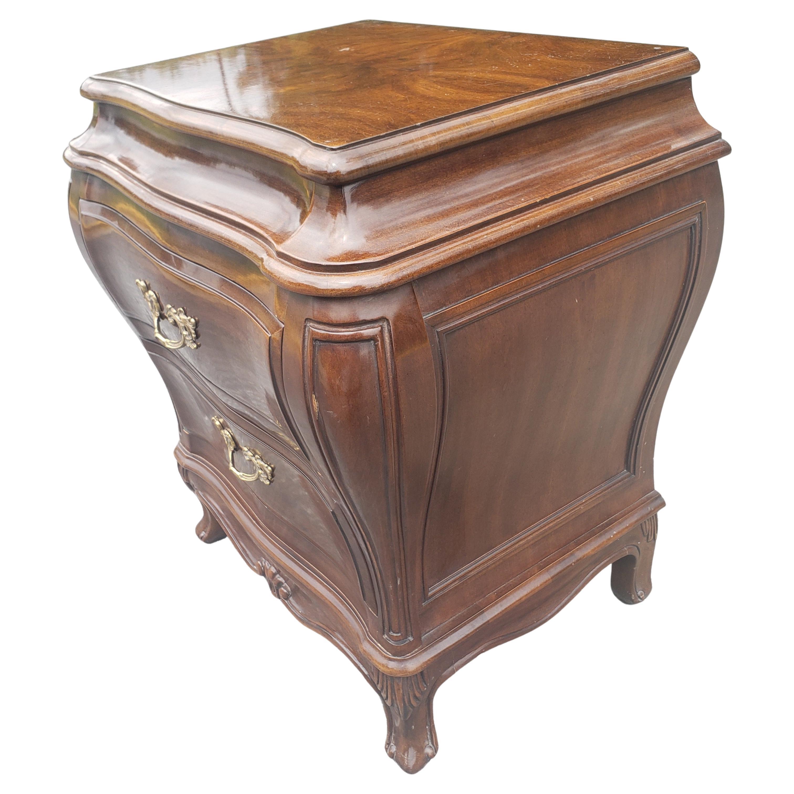 20ième siècle Paire de commodes de nuit bombées en acajou de style Louis XVI, Karges Furniture en vente