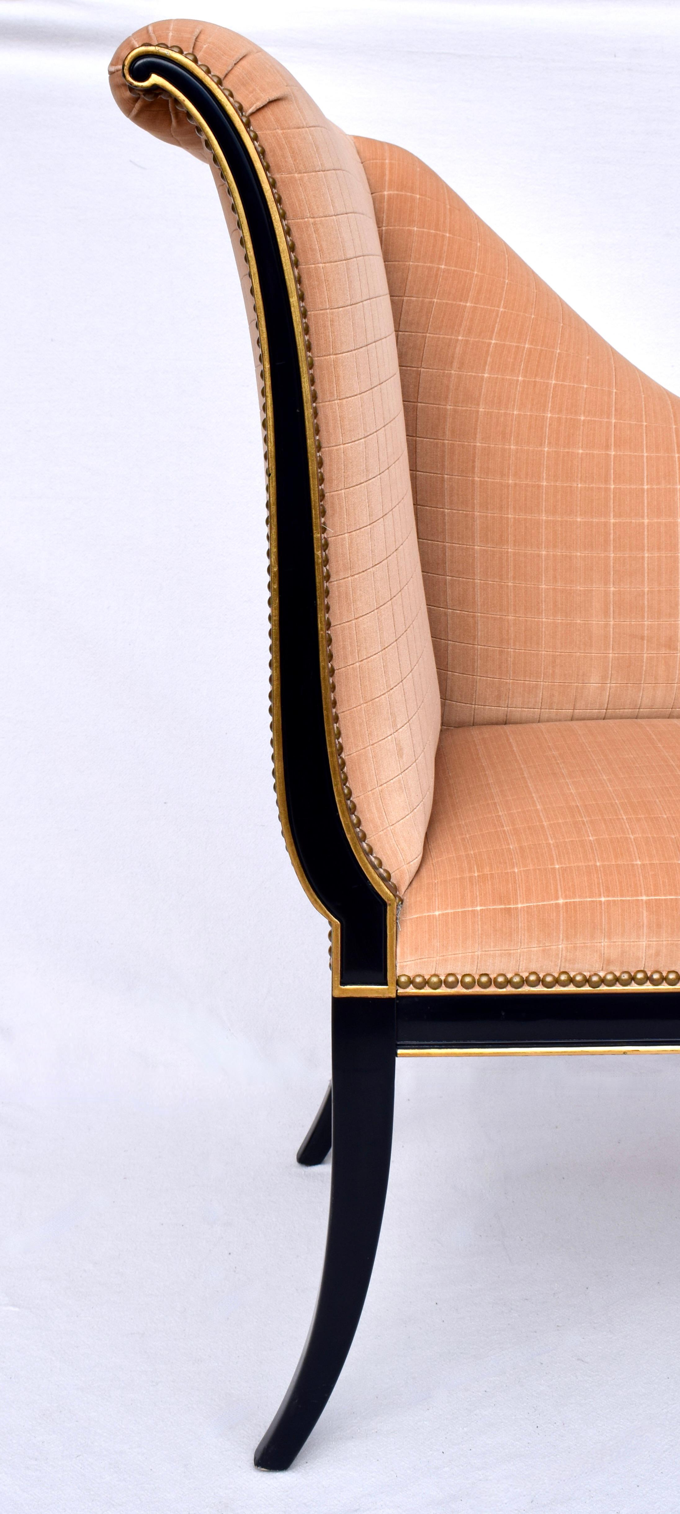 Paire de chaises Parler Deux Karges Furniture English Regency en laque noire et finition dorée, tapissées de velours.  Traduit littéralement par 