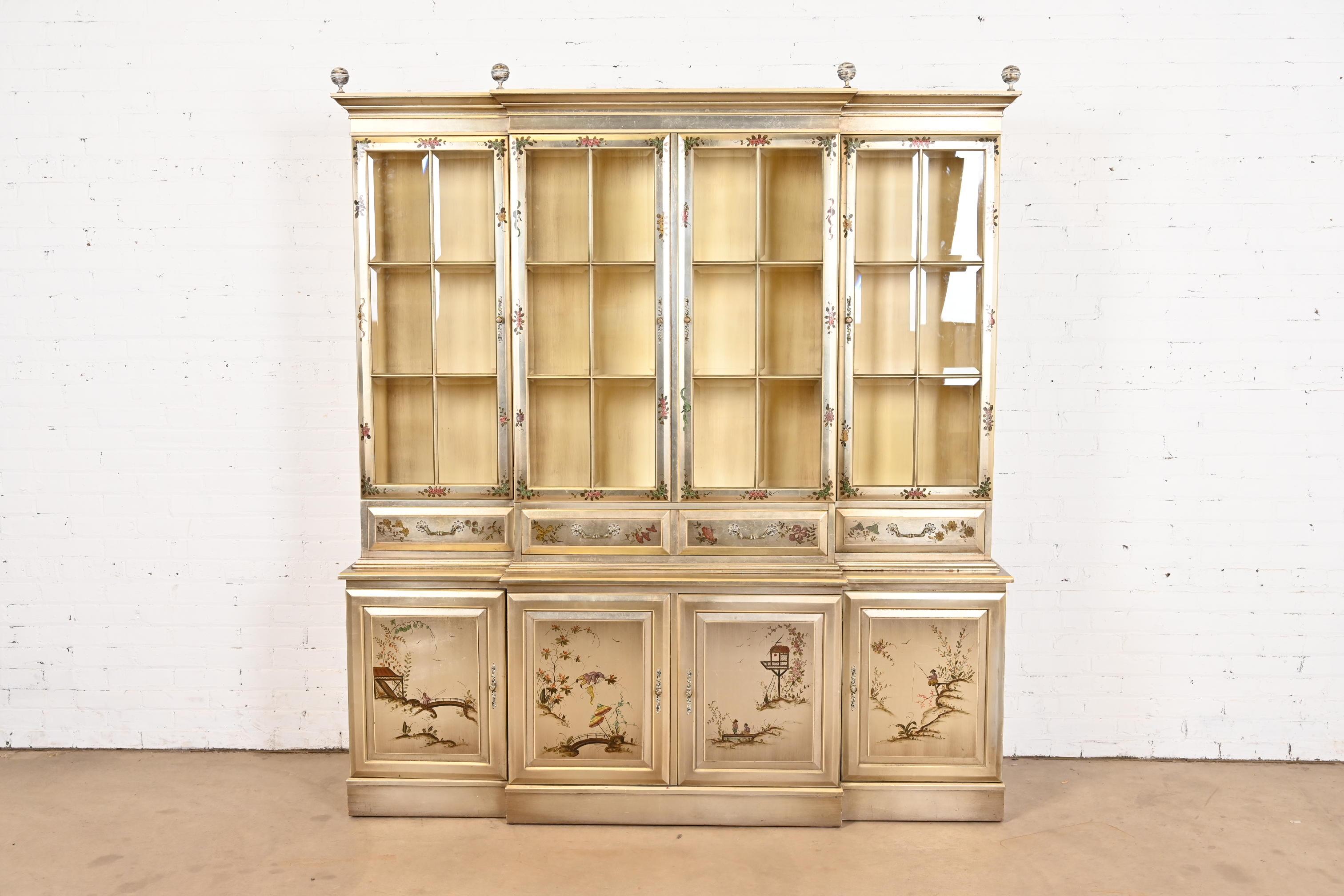 A gorgeous Georgian Chinoiserie style breakfront bookcase or dining cabinet with hand-painted Chinoiserie scenes

In the manner of Karges Furniture

USA, Circa 1960s

Silver gilt mahogany, with mullioned glass front doors, original painted brass