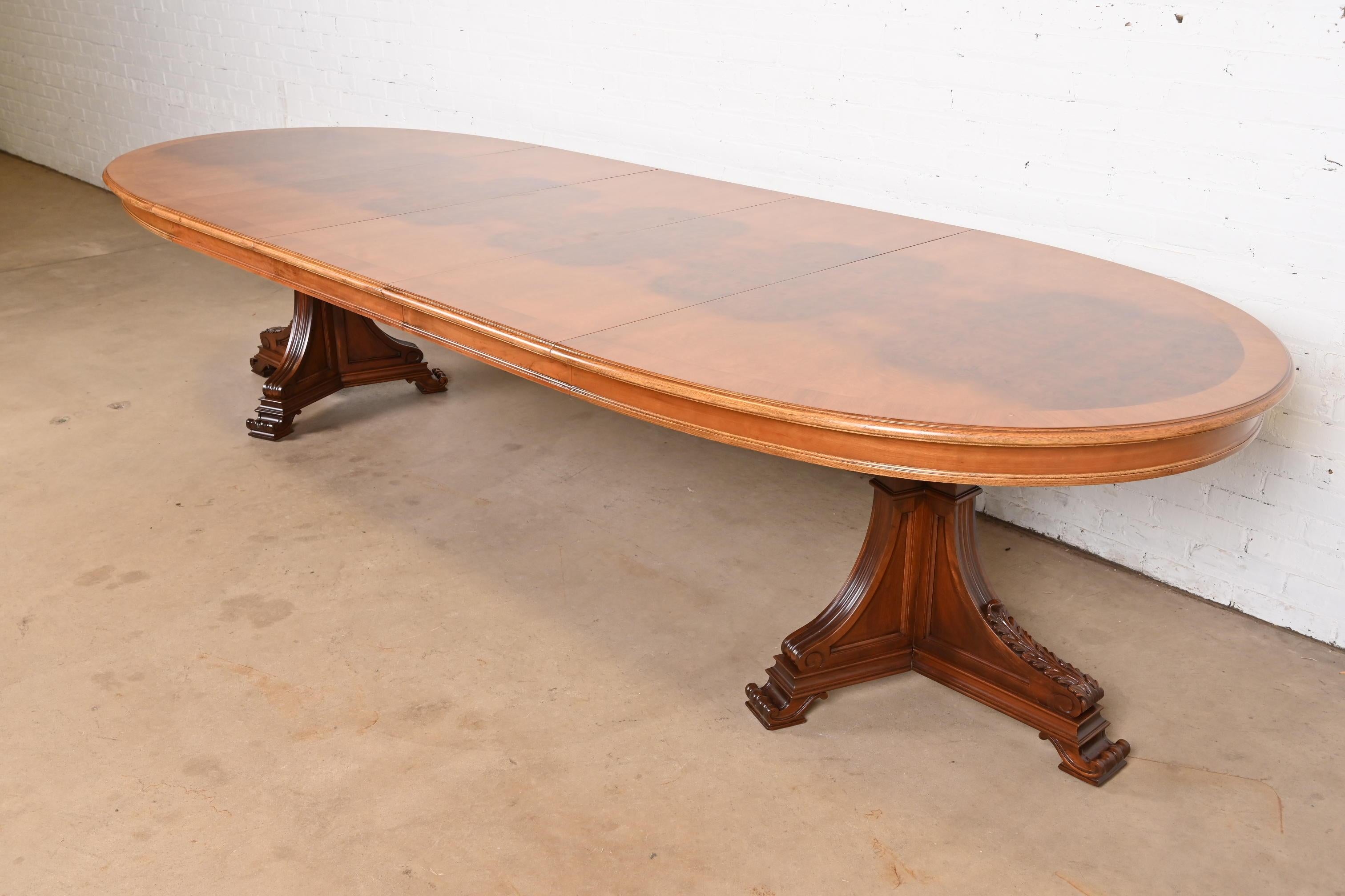 Exceptionnelle table de salle à manger à double piédestal de style provincial italien ou néoclassique.

Par Karges Furniture

USA, Circa 1960

Magnifique plateau en ronce de noyer assortie aux livres, avec des piédestaux en noyer