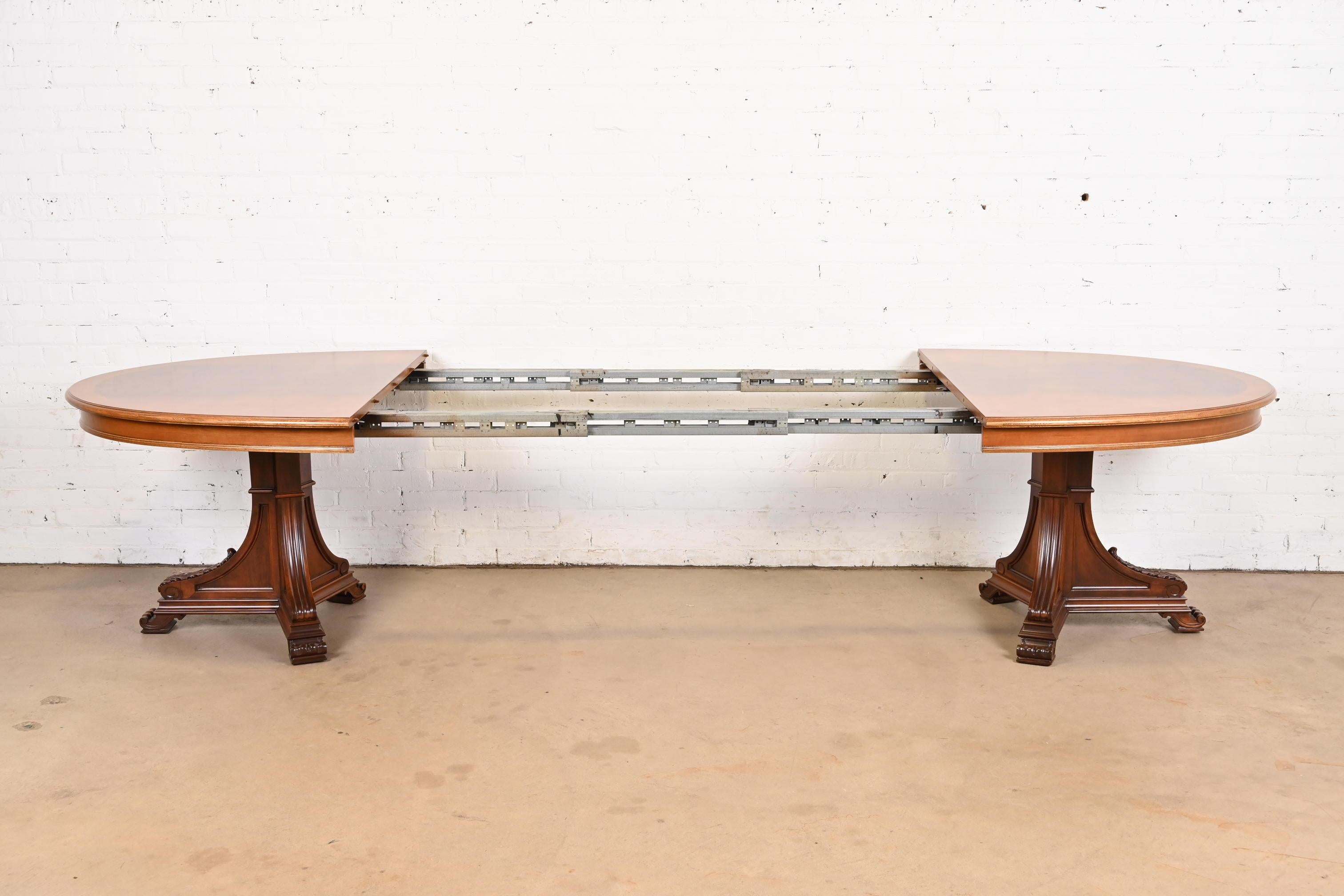 Milieu du XXe siècle Karges Italian Provincial Burled Walnut Double Pedestal Extension Dining Table en vente