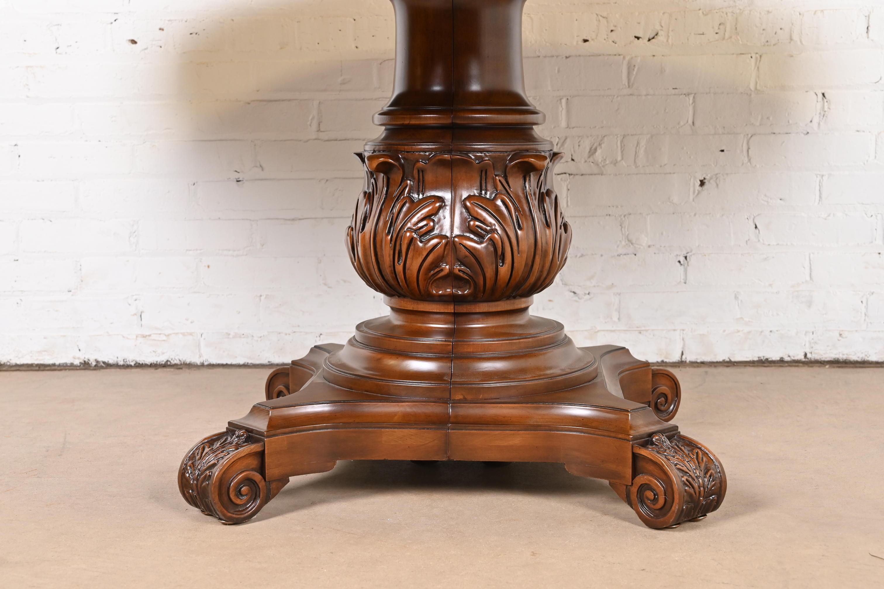 Karges Italian Provincial Provincial Pedestal Pedestal Extension Dining Table en noyer sculpté en vente 3