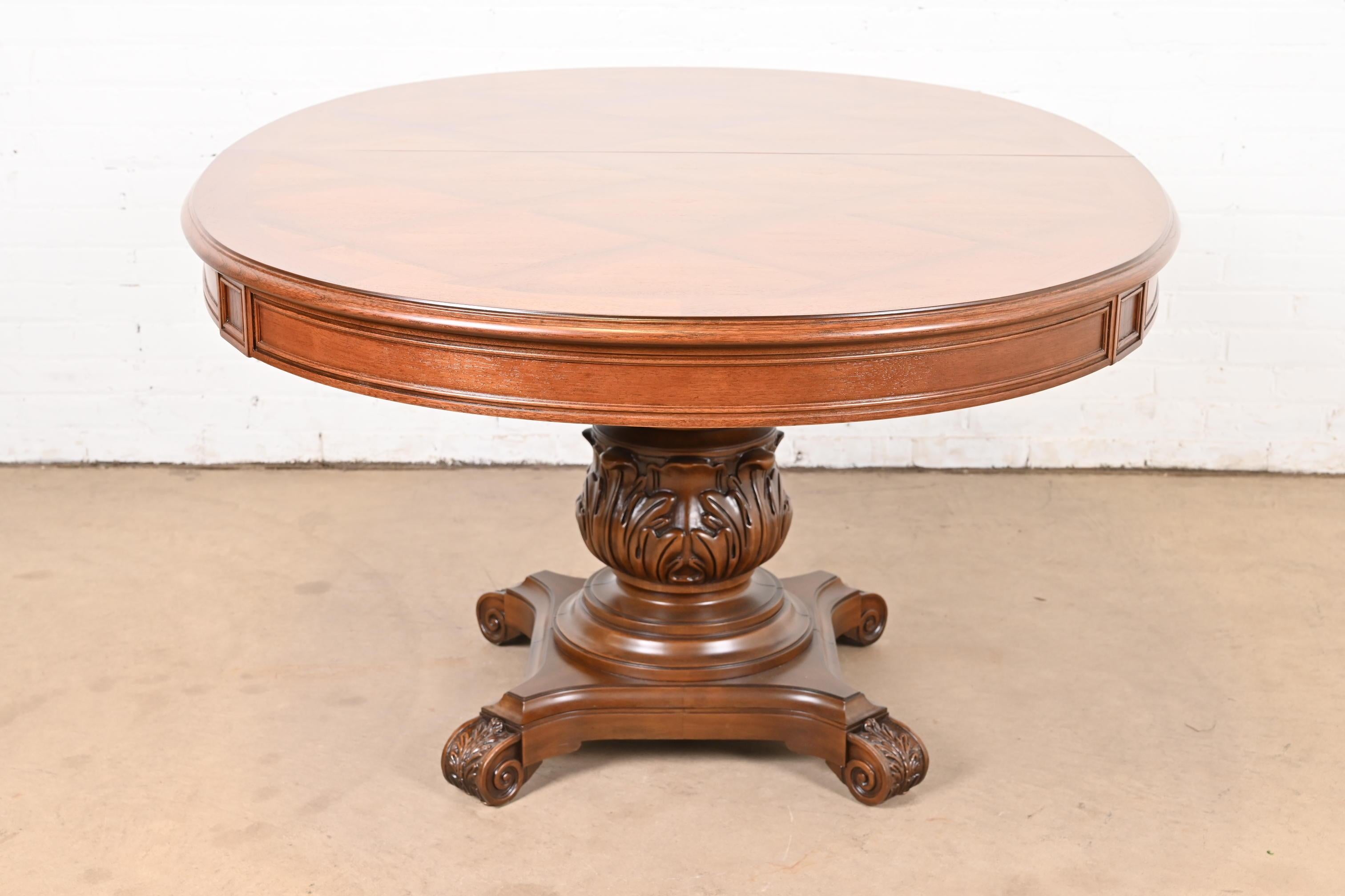 Karges Italian Provincial Provincial Pedestal Pedestal Extension Dining Table en noyer sculpté en vente 4