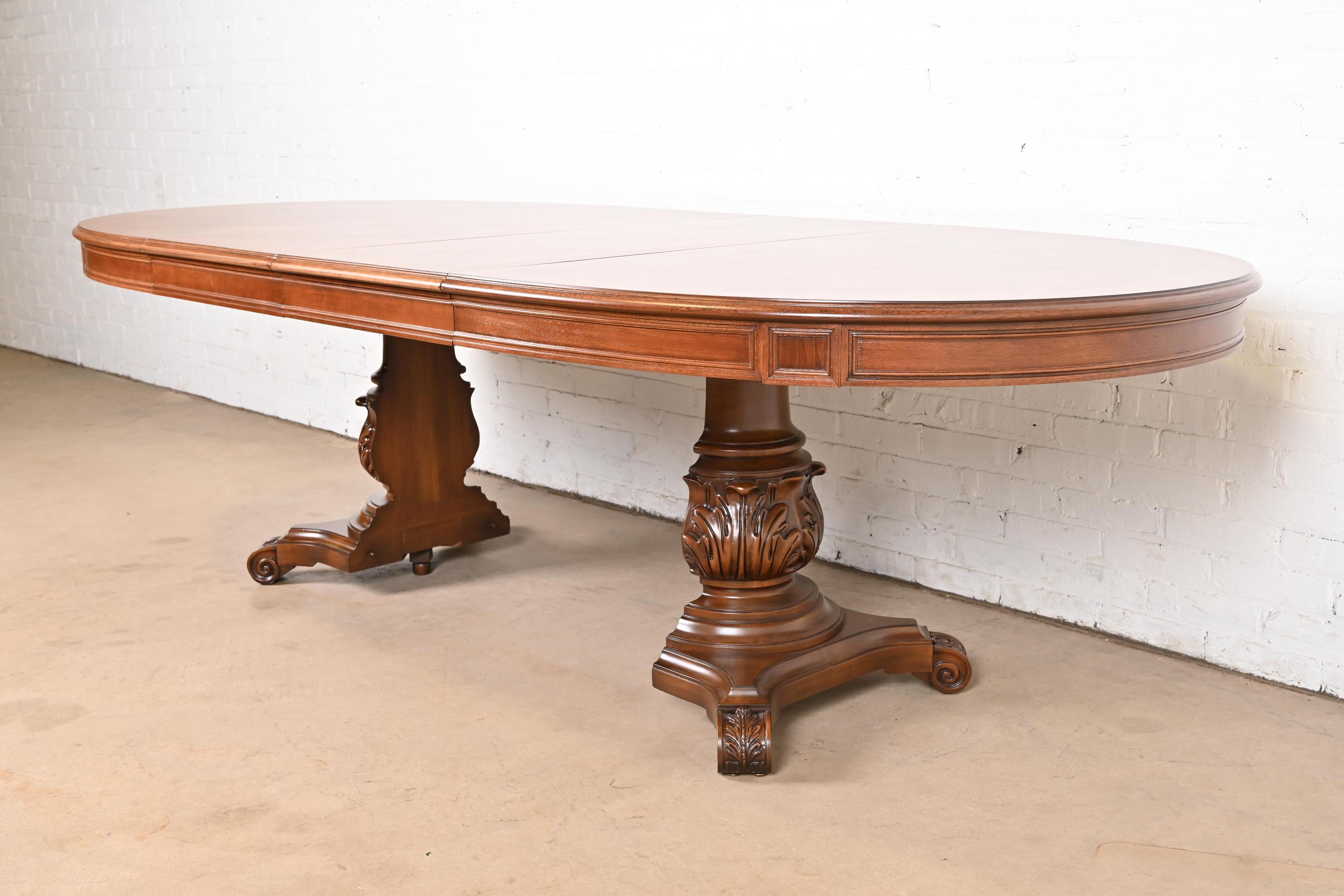 Magnifique table de salle à manger à pied de style provincial italien ou néoclassique.

Par Karges Furniture

USA, Circa 1980

Magnifique en noyer, avec un plateau en parquet et un piédestal en noyer sculpté.

Dimensions : 64,5 