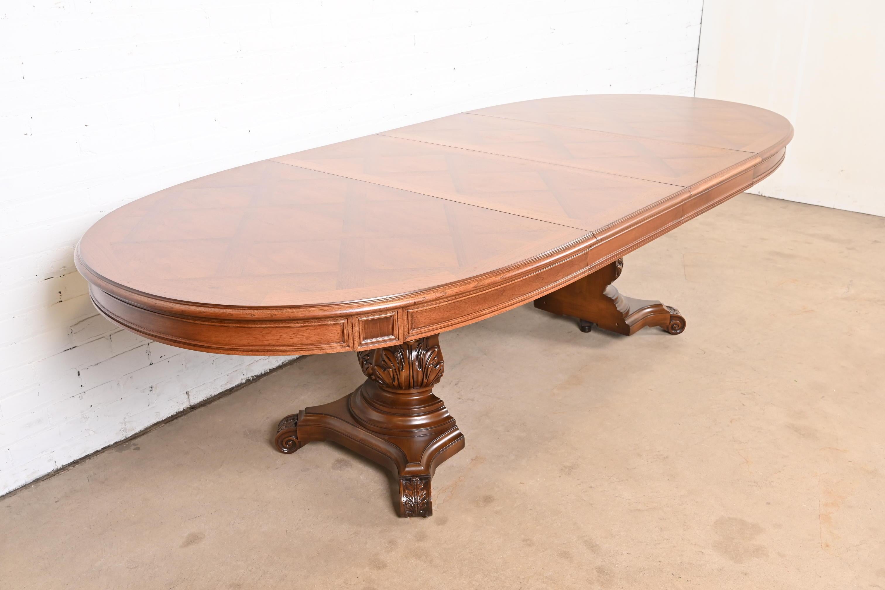 Néoclassique Karges Italian Provincial Provincial Pedestal Pedestal Extension Dining Table en noyer sculpté en vente