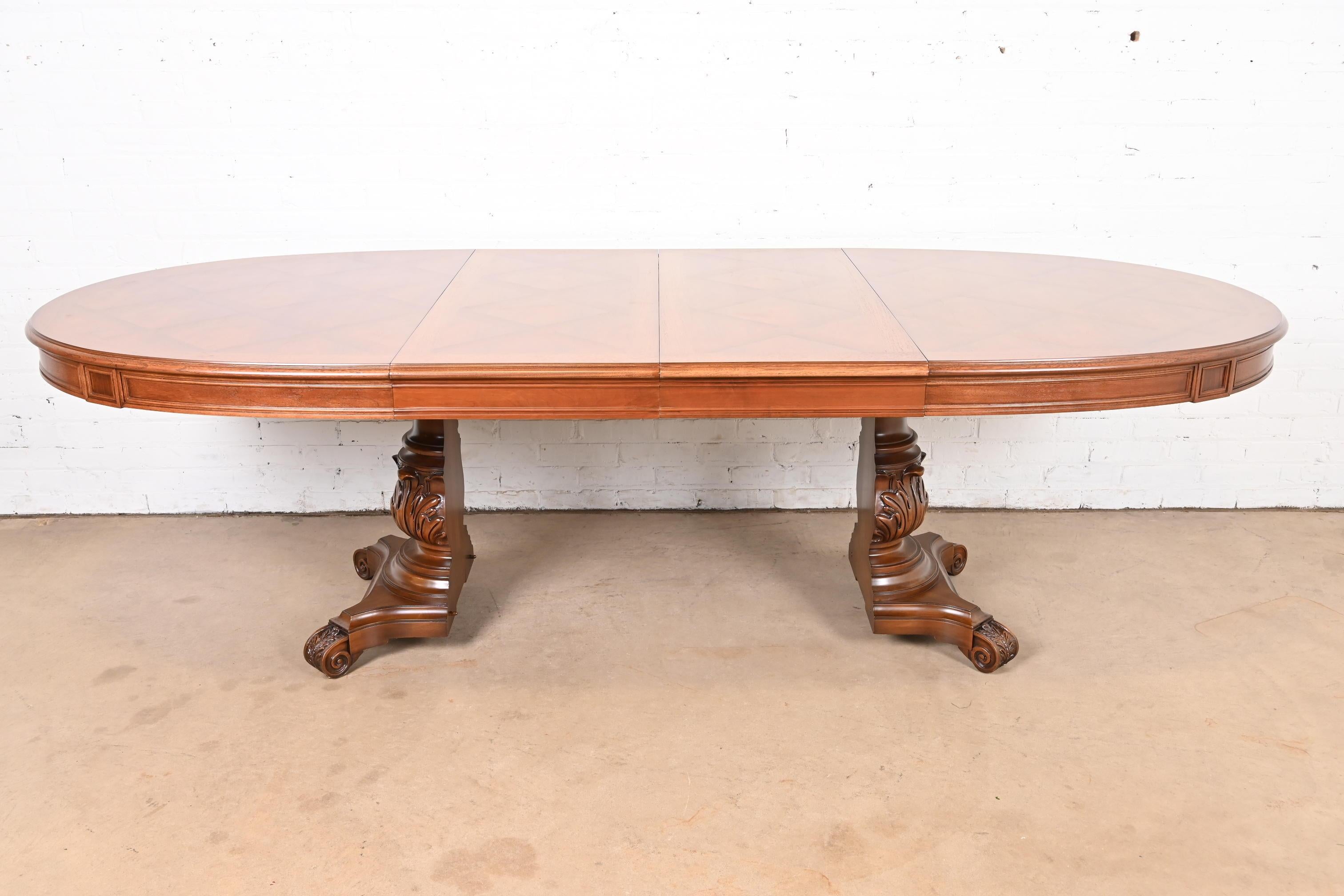 Américain Karges Italian Provincial Provincial Pedestal Pedestal Extension Dining Table en noyer sculpté en vente