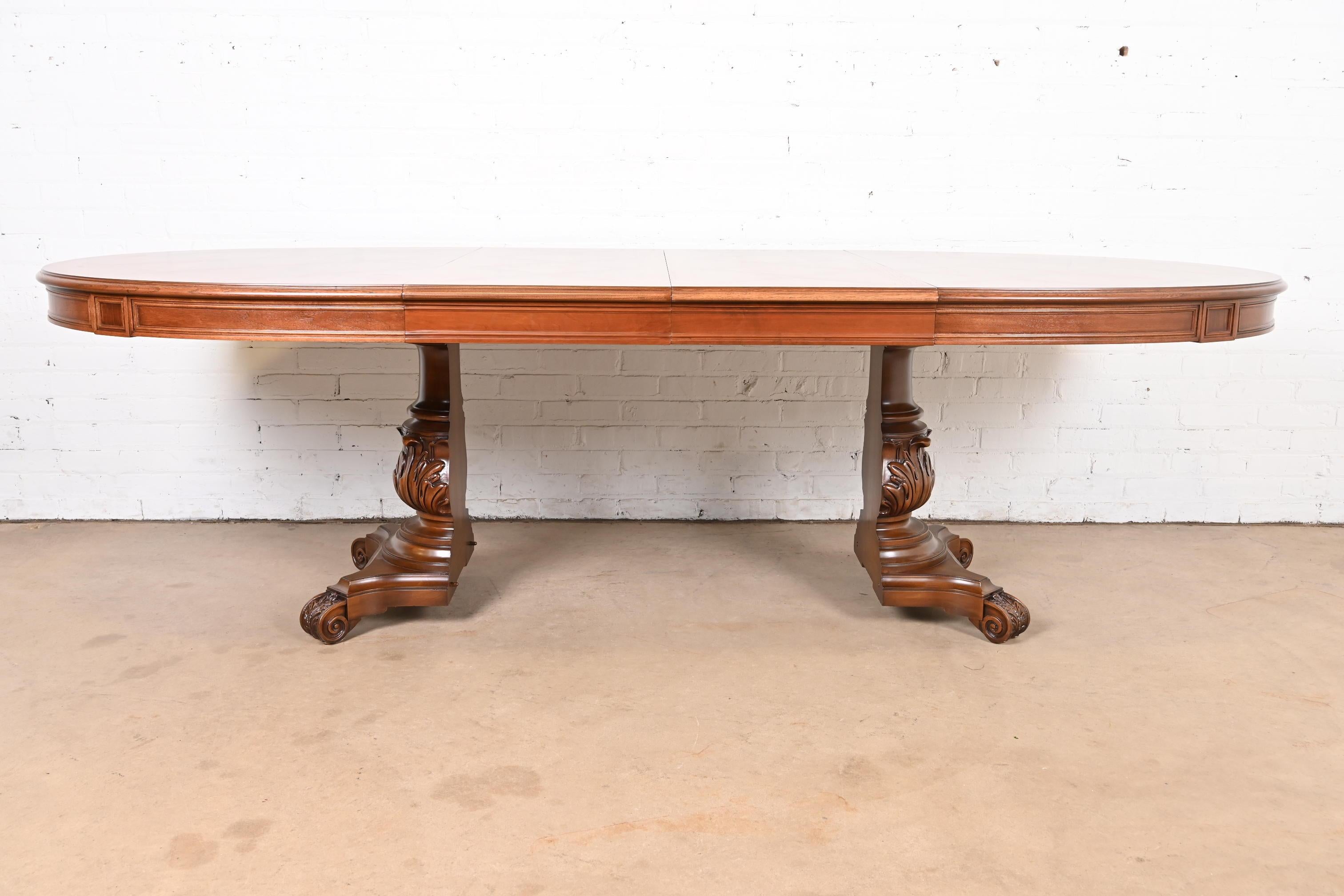 Karges Italian Provincial Provincial Pedestal Pedestal Extension Dining Table en noyer sculpté Bon état - En vente à South Bend, IN