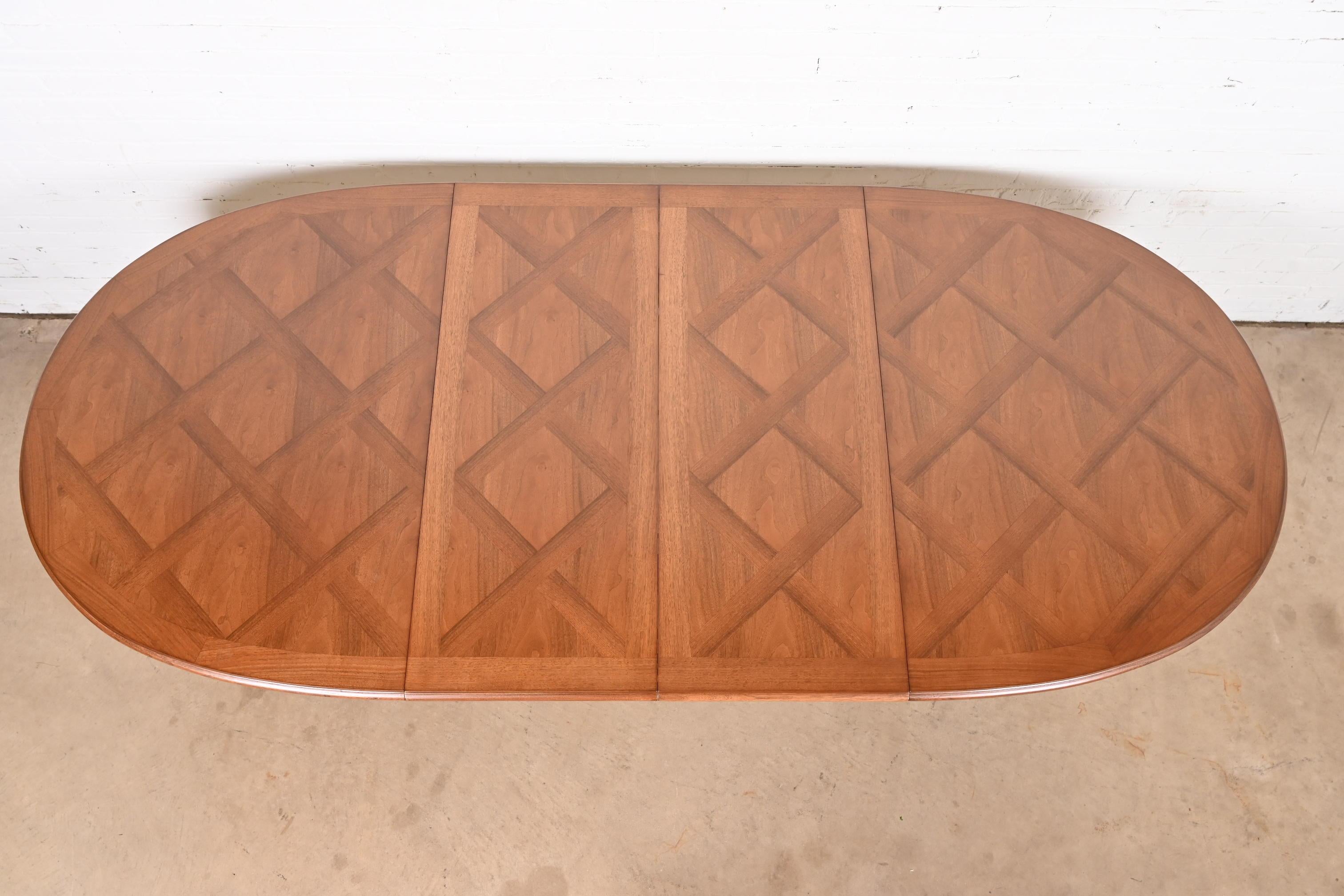 Fin du 20e siècle Karges Italian Provincial Provincial Pedestal Pedestal Extension Dining Table en noyer sculpté en vente