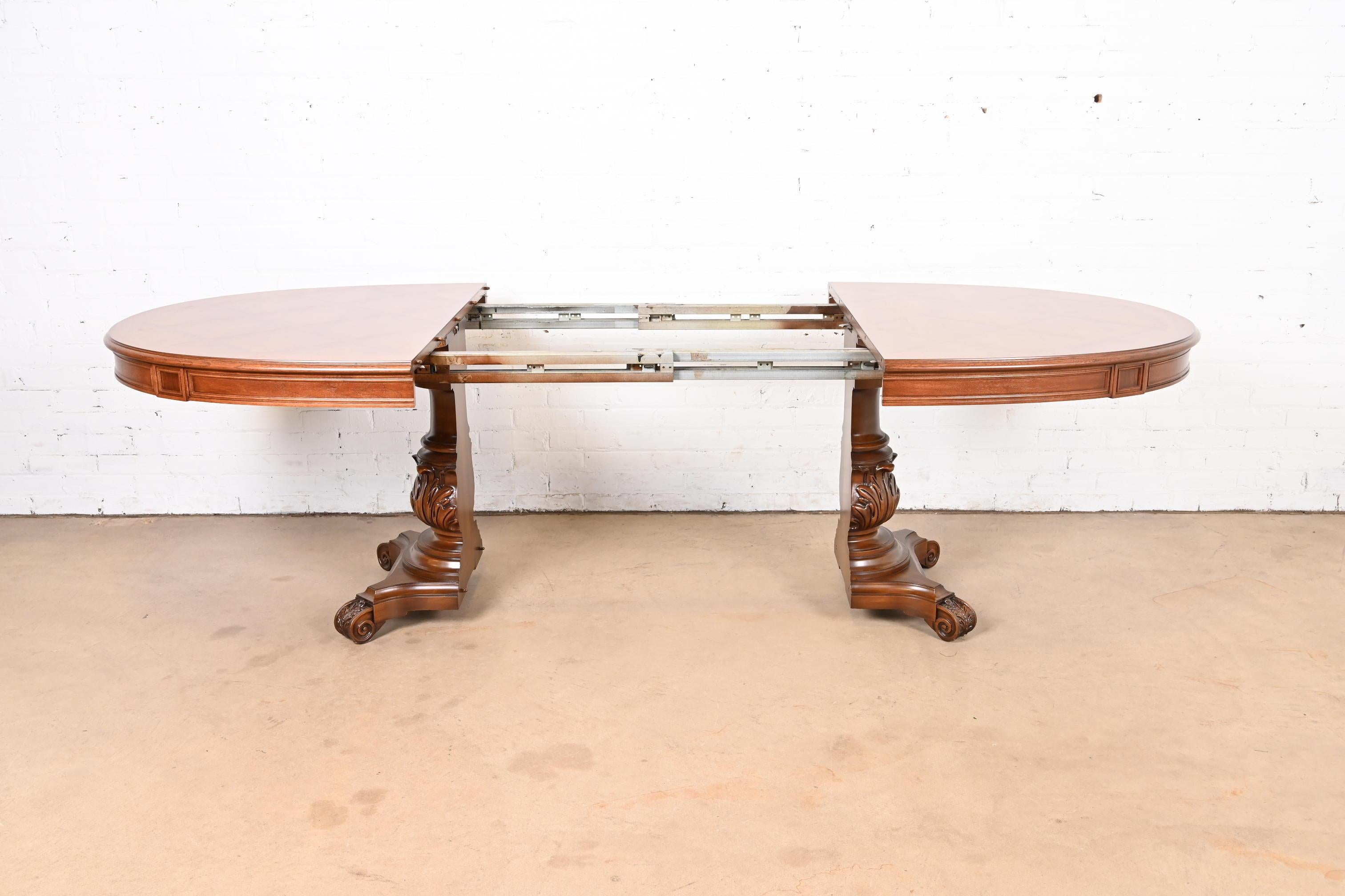 Noyer Karges Italian Provincial Provincial Pedestal Pedestal Extension Dining Table en noyer sculpté en vente