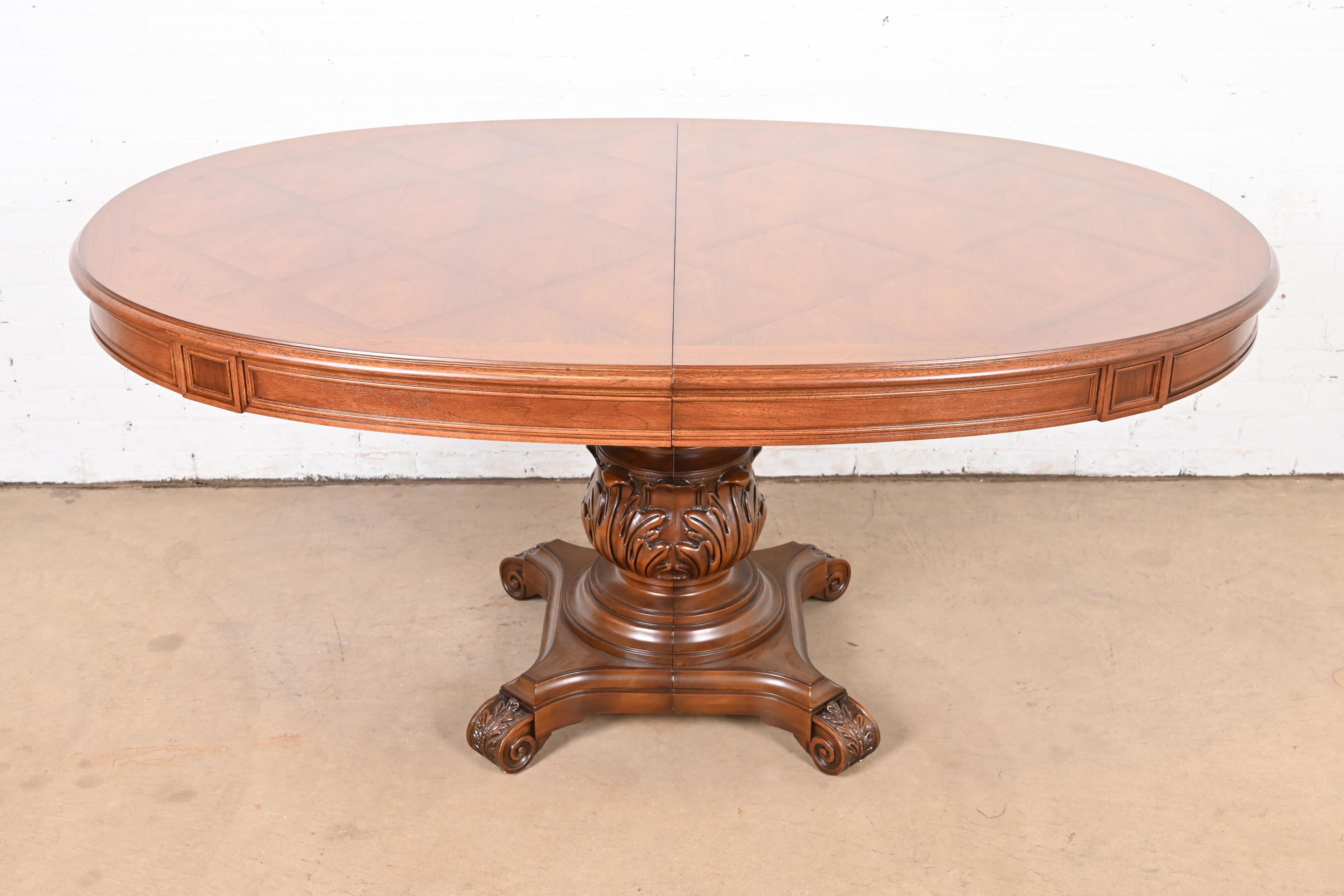 Karges Italian Provincial Provincial Pedestal Pedestal Extension Dining Table en noyer sculpté en vente 1
