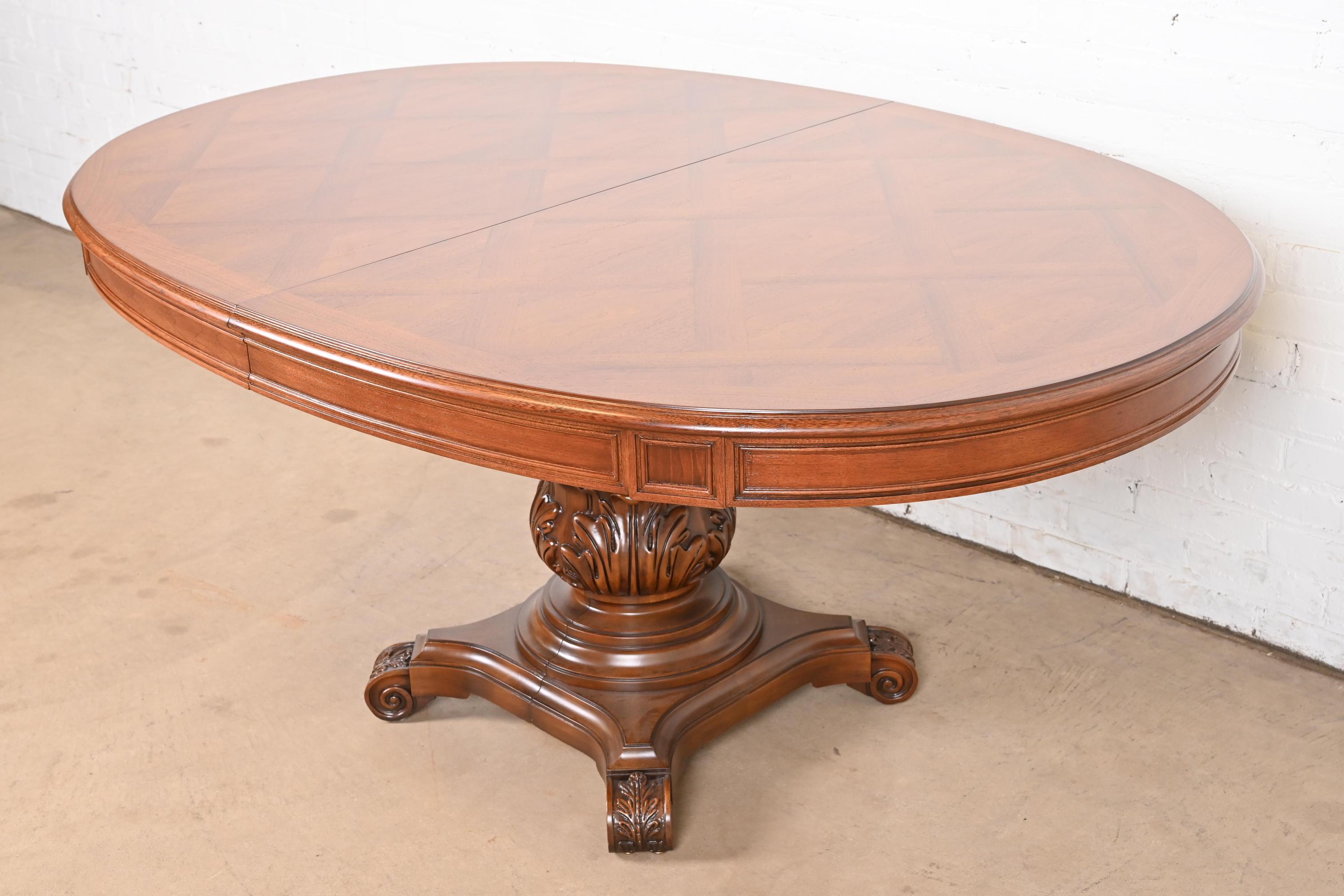 Karges Italian Provincial Provincial Pedestal Pedestal Extension Dining Table en noyer sculpté en vente 2