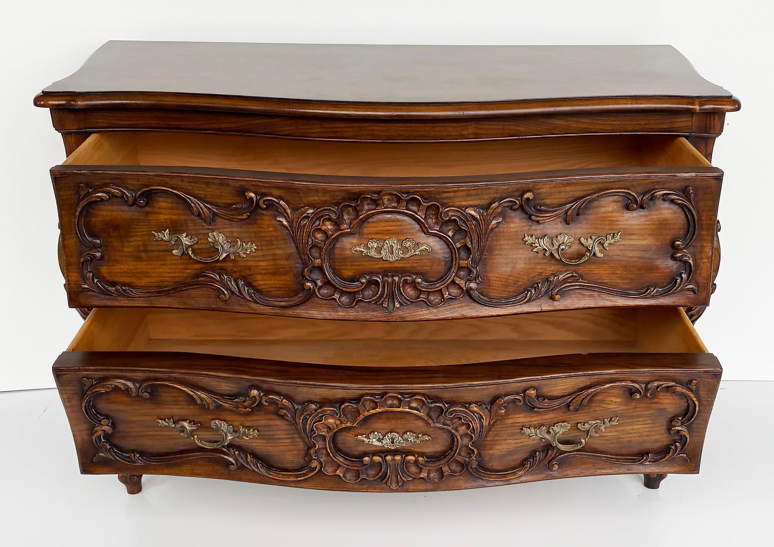 American Karges Louis XV Bombe Serpentine Bowfront Chest of Drawers in Walnut, Late 20thC For Sale