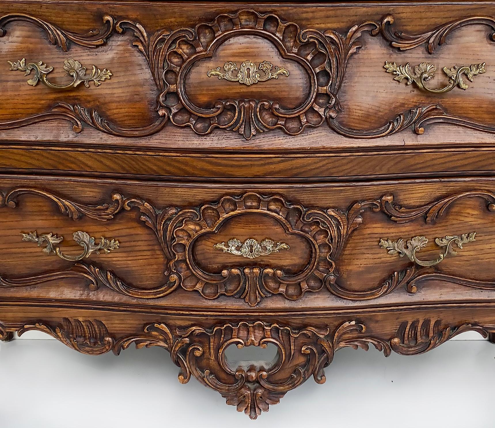 Karges Louis XV Bombe Serpentine Bowfront Chest of Drawers in Walnut, Late 20thC For Sale 1